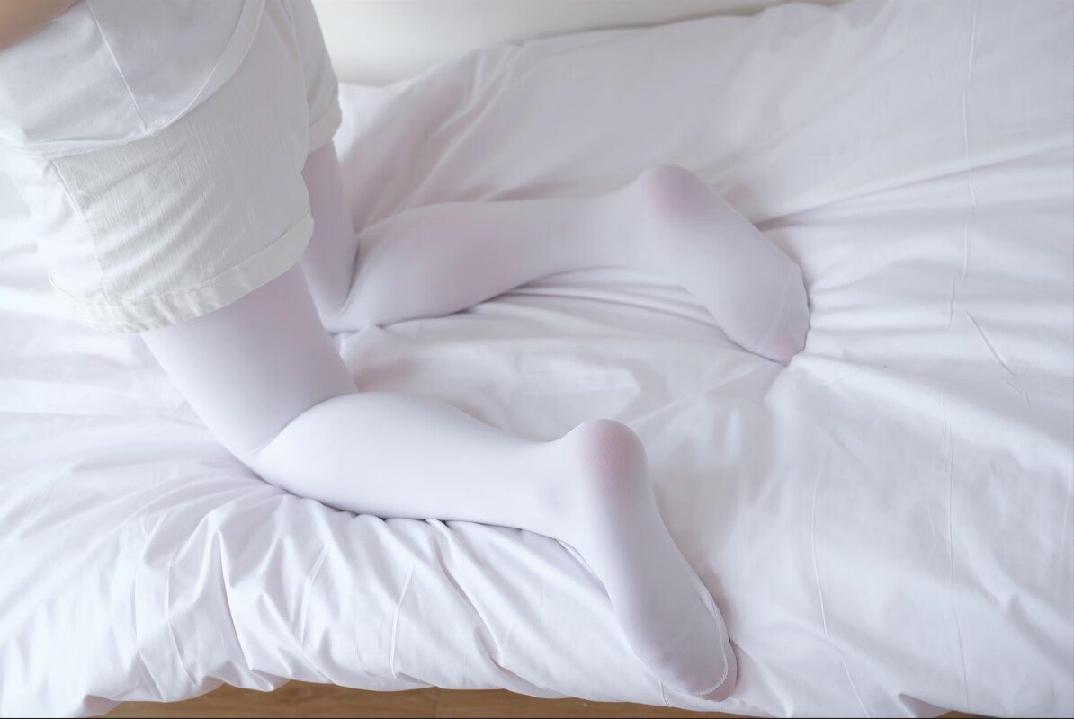 无论是搭配短裙还是长裤,白色过膝袜都能够带来独特的视觉效果,让你在