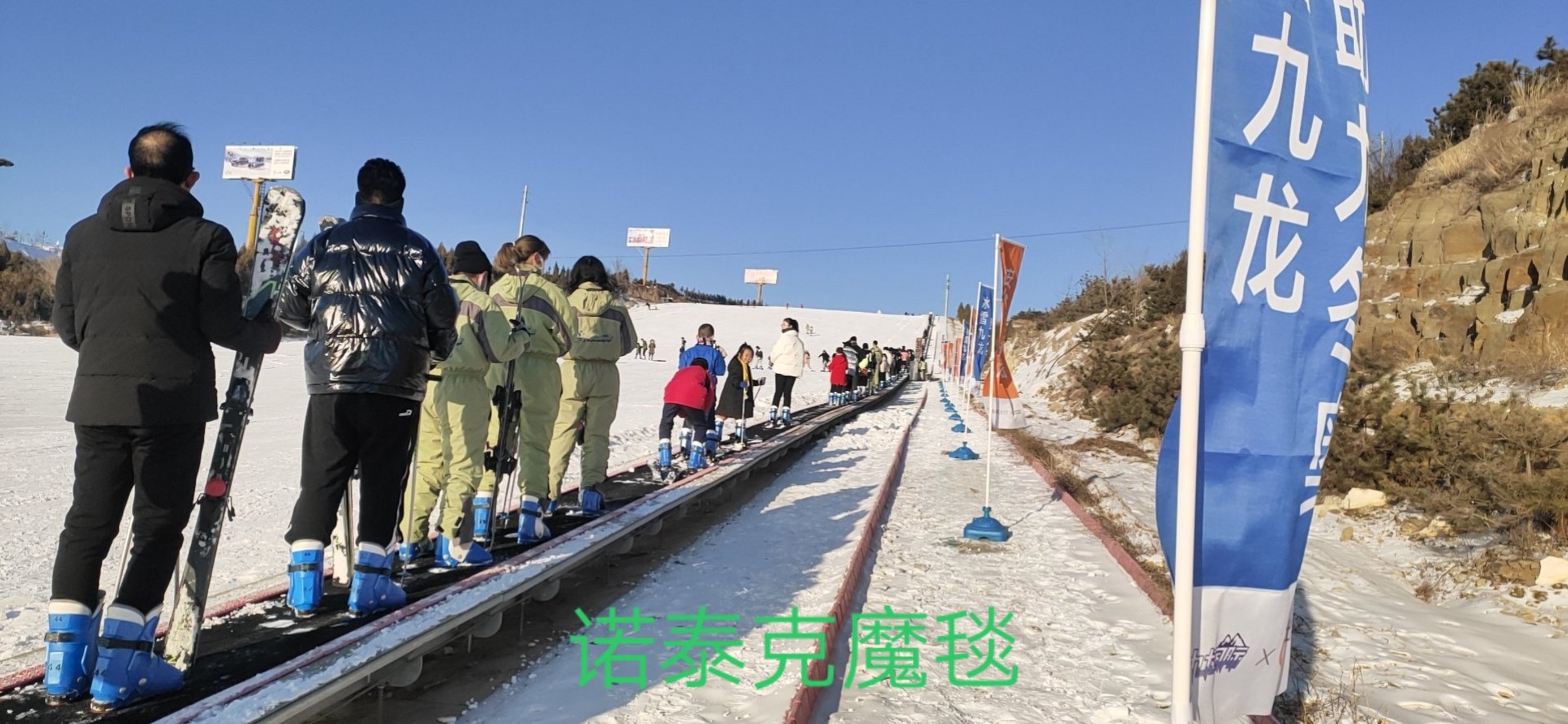 滑雪场魔毯助力滑雪者到达滑道顶端,新老雪场必备爬坡输送机