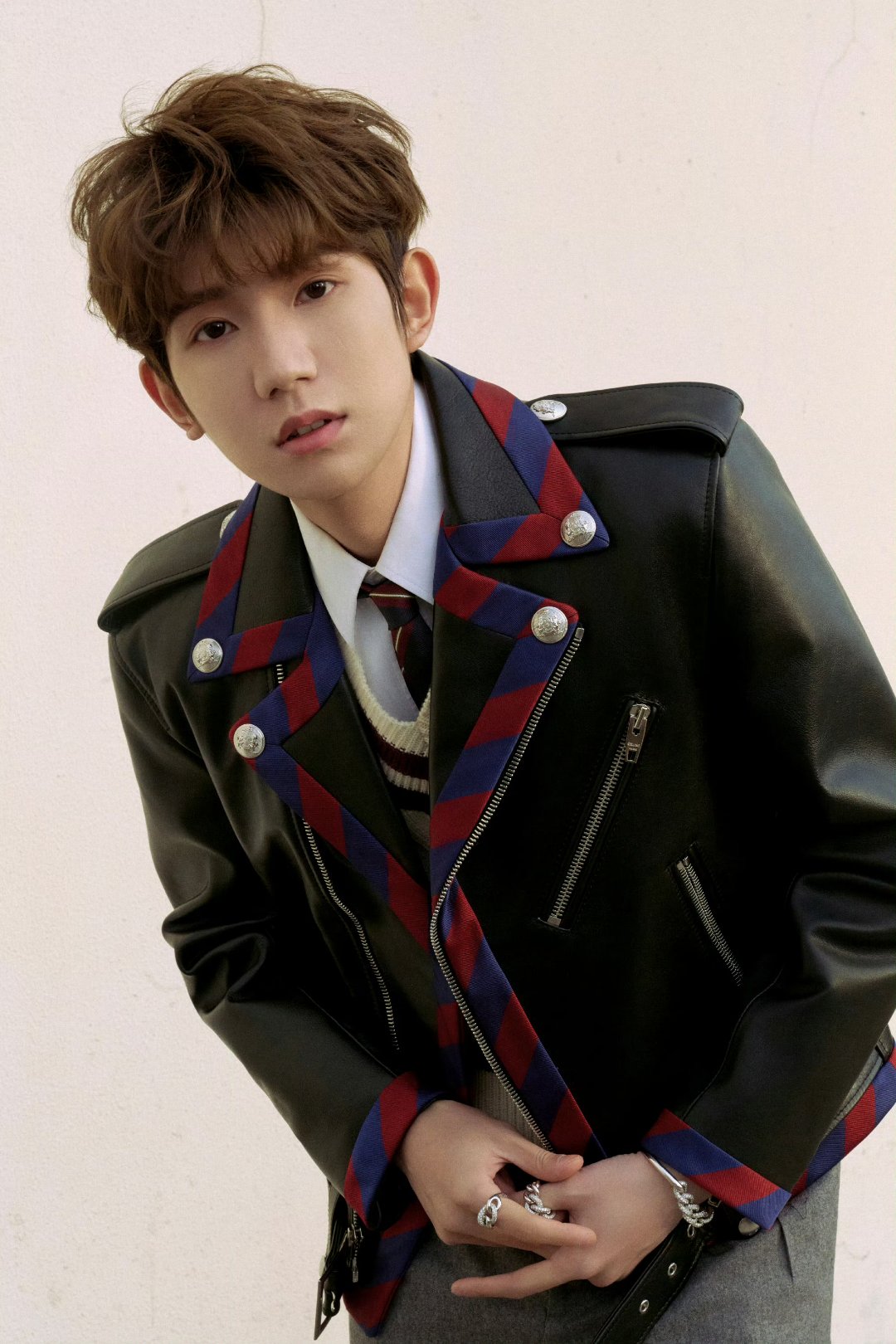 王源今日份的帅气穿搭,皮夹克搭配条纹领带,灰色长裤,简约中透露着不