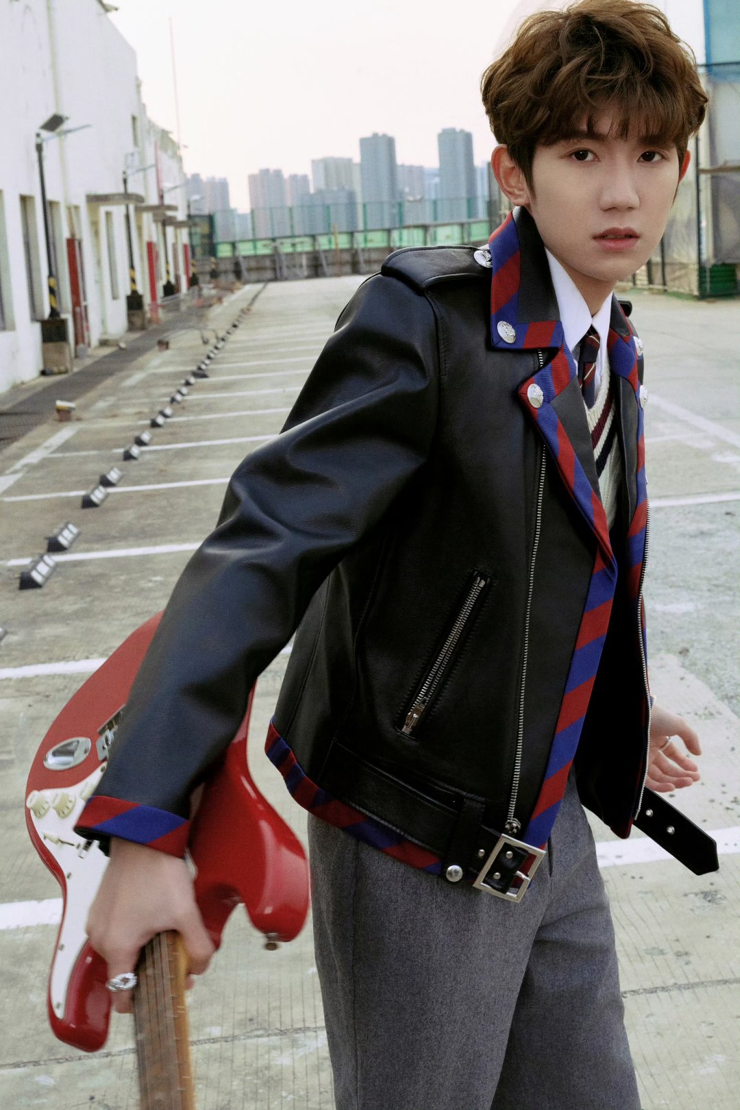 王源今日份的帅气穿搭,皮夹克搭配条纹领带,灰色长裤,简约中透露着不