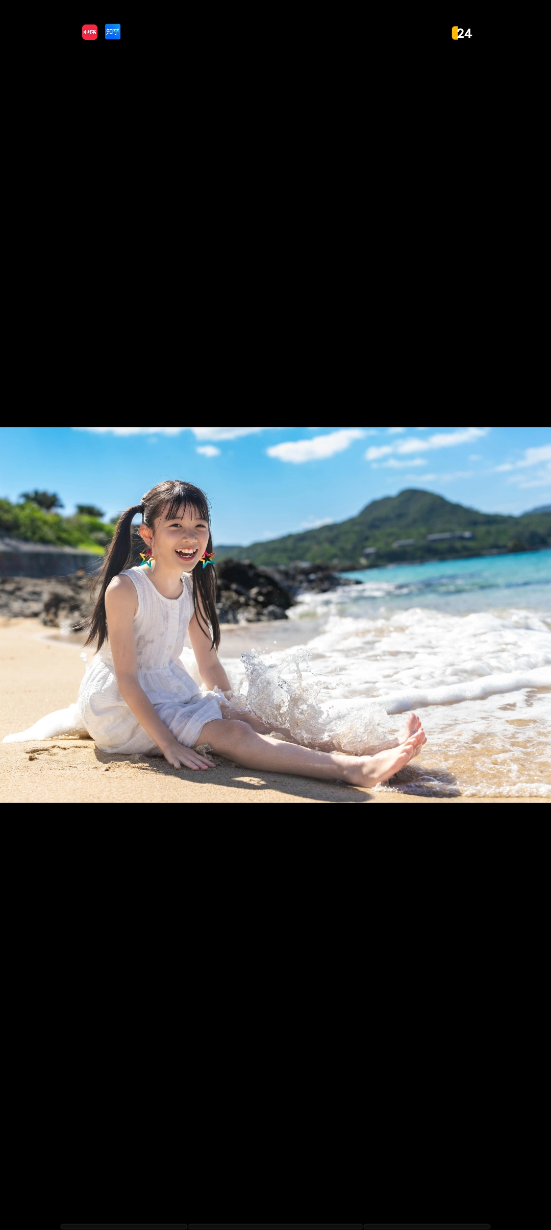 小女孩在沙滩上玩水, 白裙飘飘,双手沾满海水, 蓝天,绿山作背景, 这一