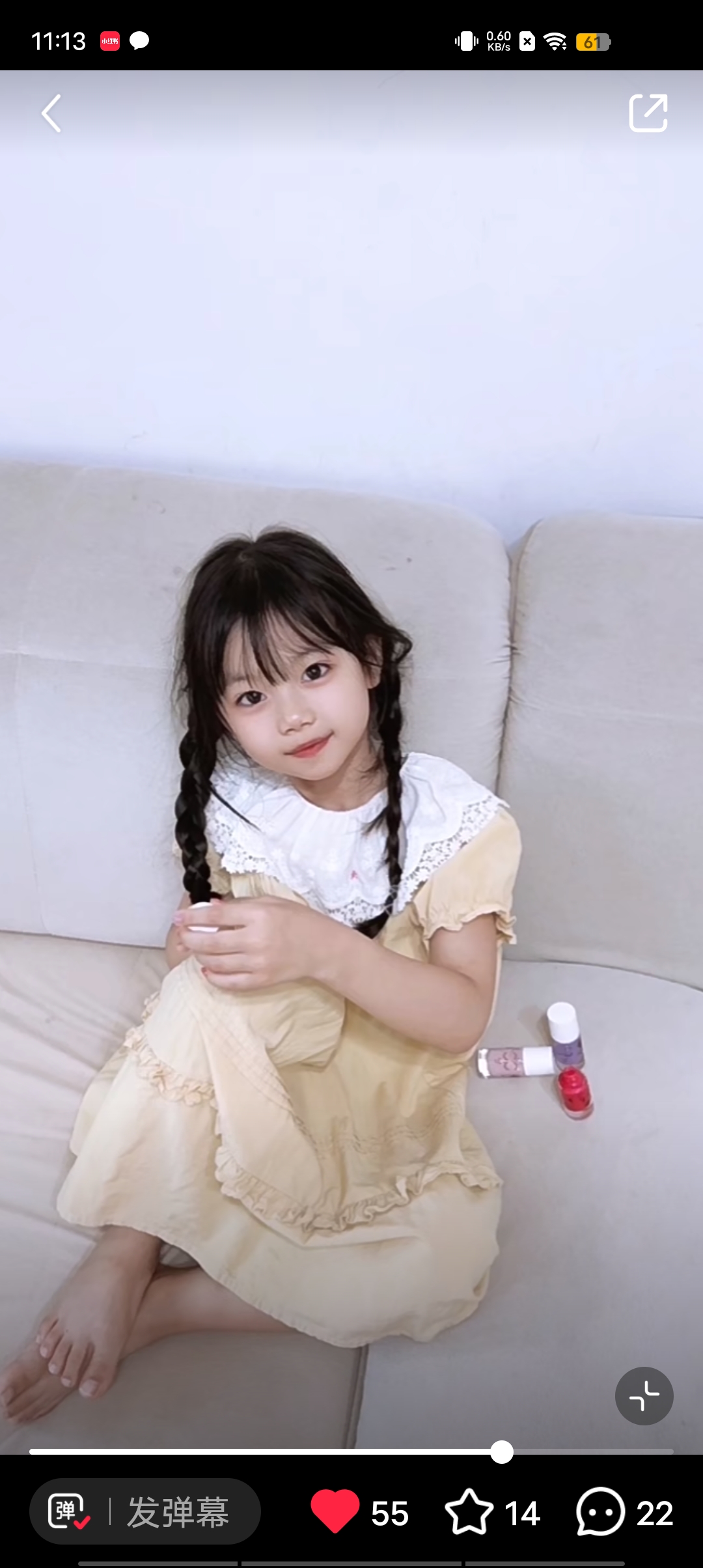 在阳光明媚的午后,小女孩身穿亮黄色的连衣裙,坐在舒适的沙发上,静静