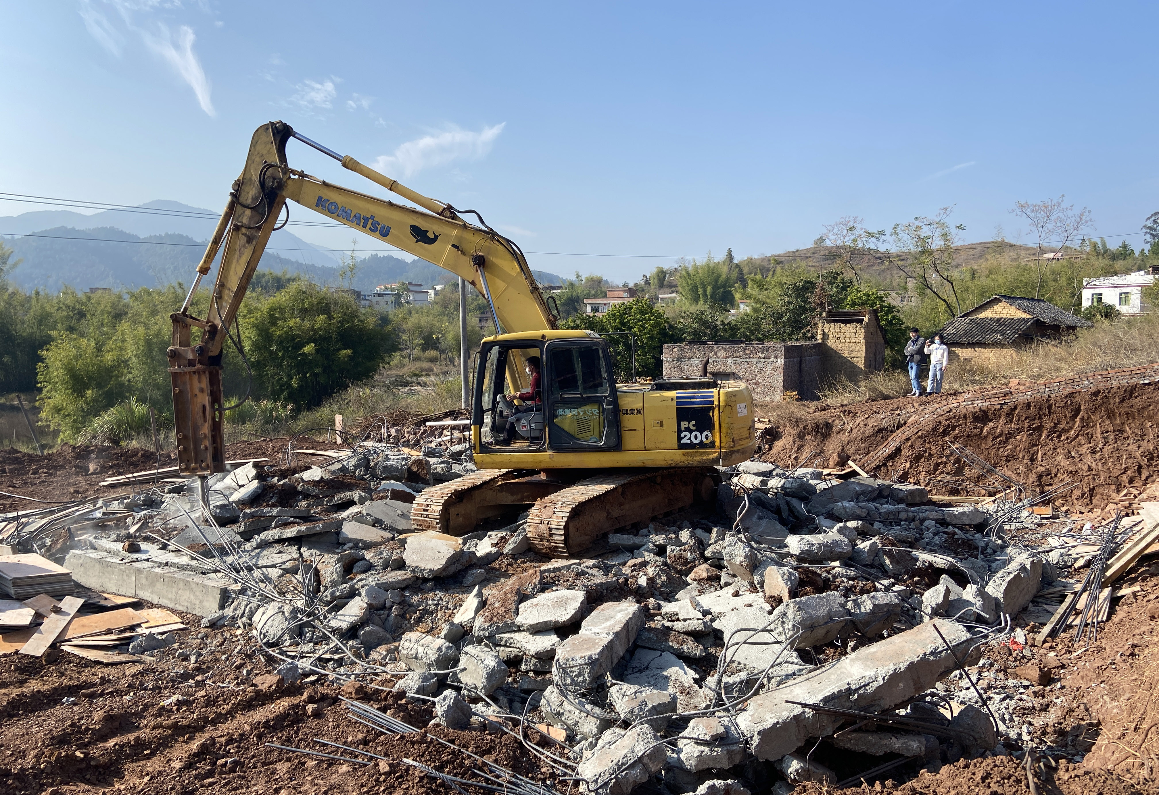 清拆农村违建是指在农村地区对违反土地管理法规
