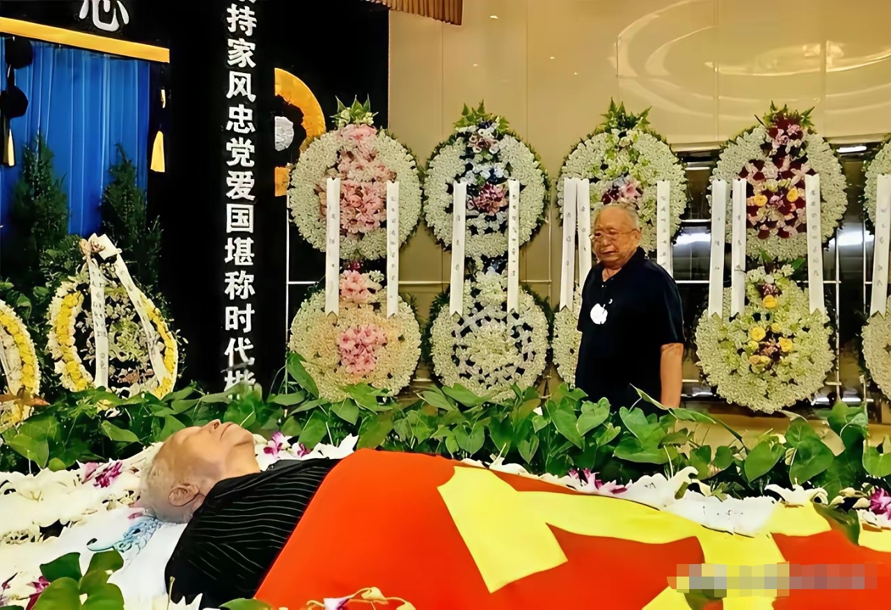 2017年,在田普同志追悼会上,这位许世友将军的终身伴侣静静安卧在鲜花