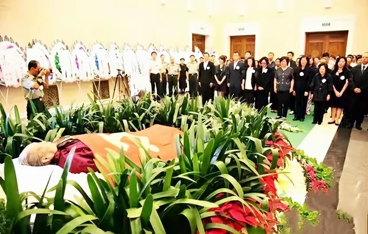 贺龙元帅夫人薛明同志遗体告别仪式上,贺捷生携两位妹妹向母亲作最后