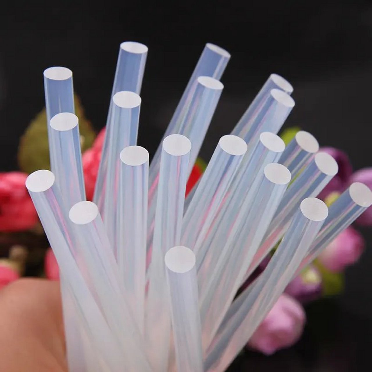 生活窍门# 钥匙端正锁孔里  准备一根胶棒跟打火机,用打火机对胶棒