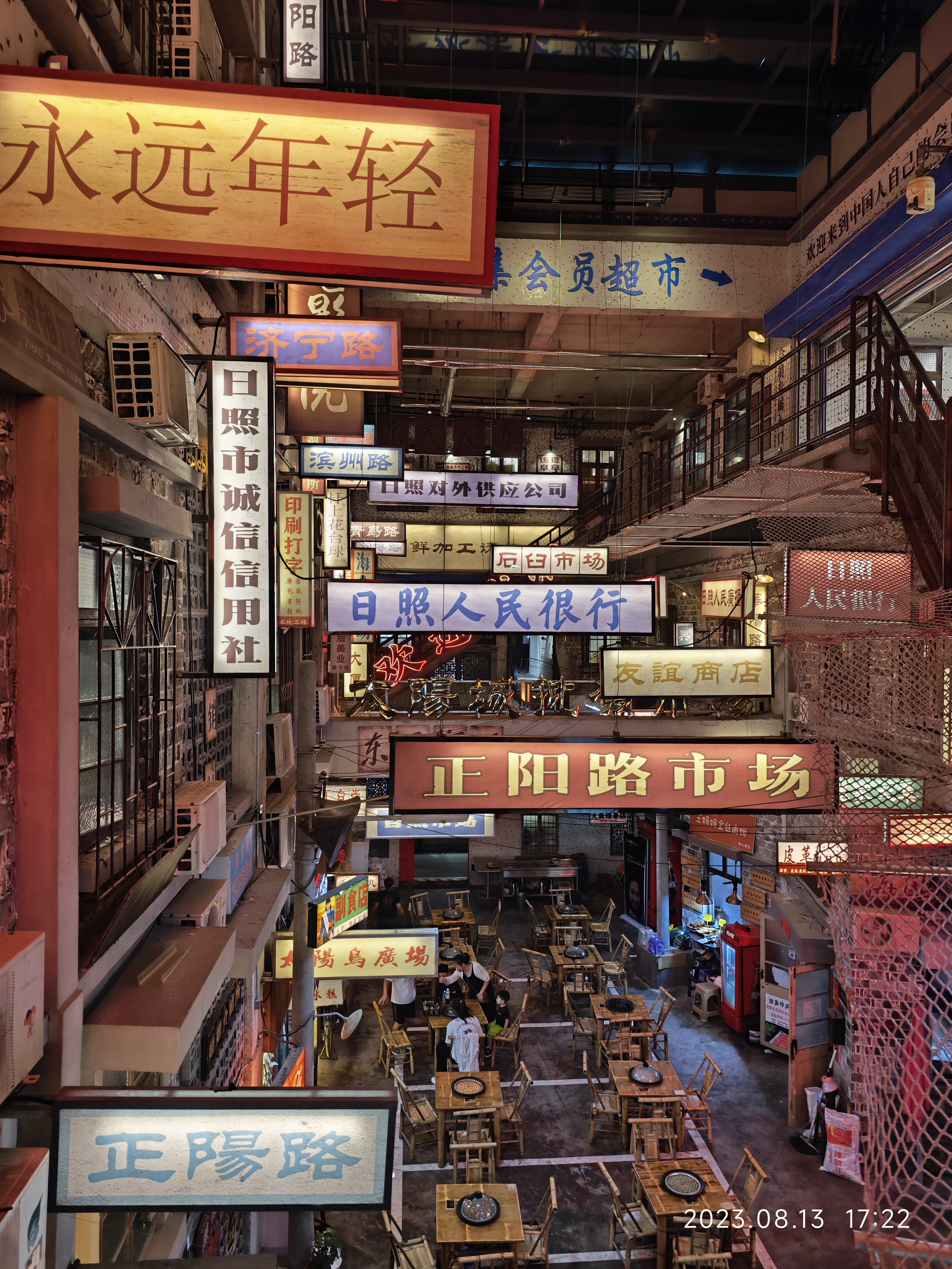 阳光洒在老城街道上,透出一种静谧和温馨