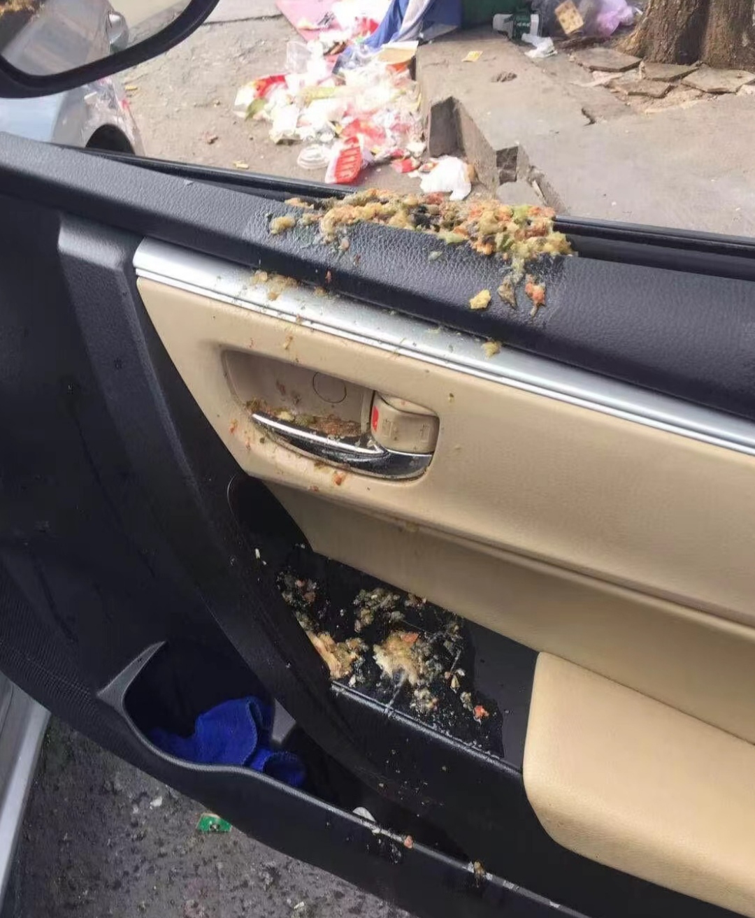 酒醉乘客吐在网约车上,有一个默认的行情价格,即200元清洁费.