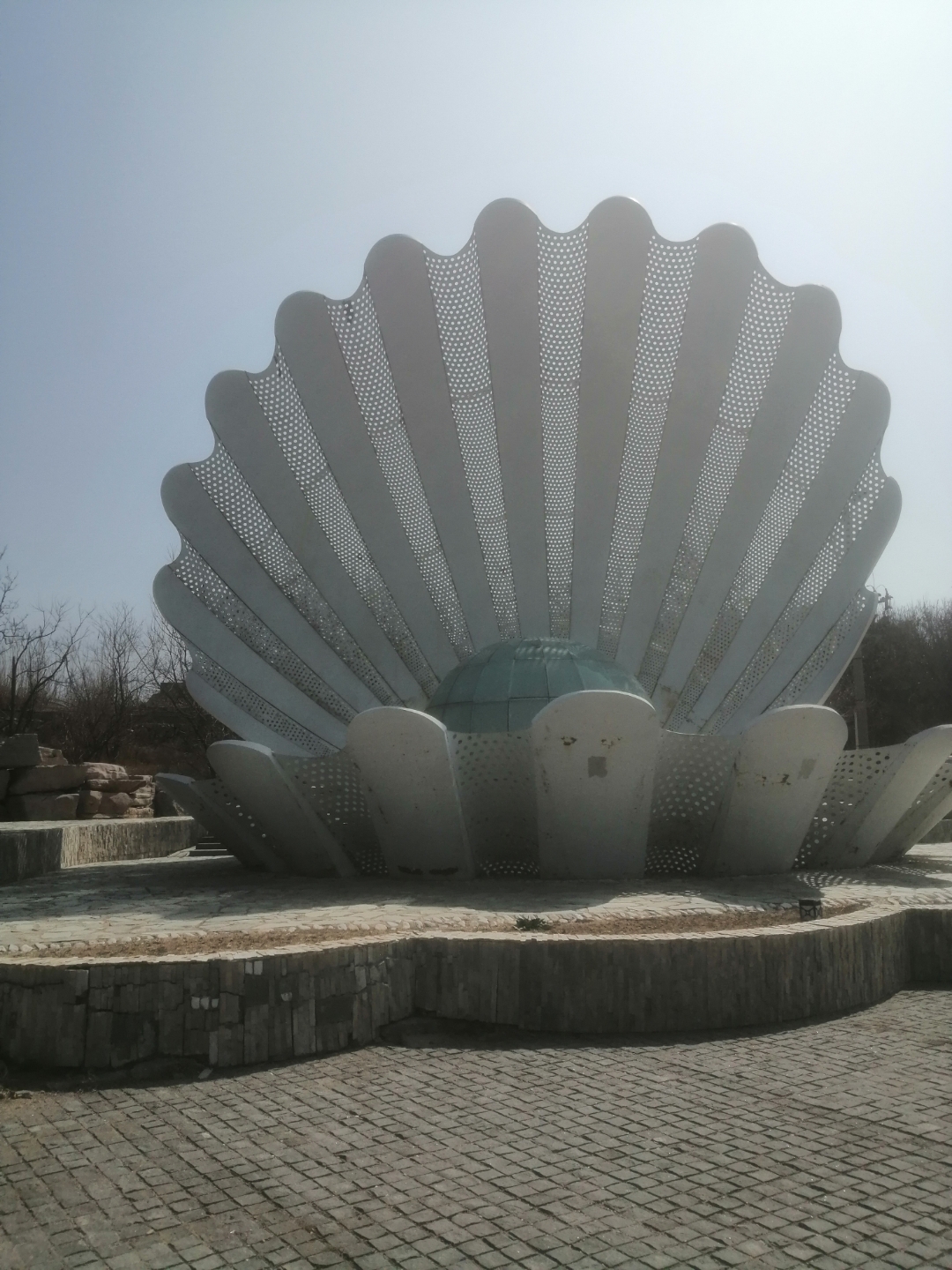 脚下是木板铺就的小路,每一步都仿佛在聆听海浪的低语