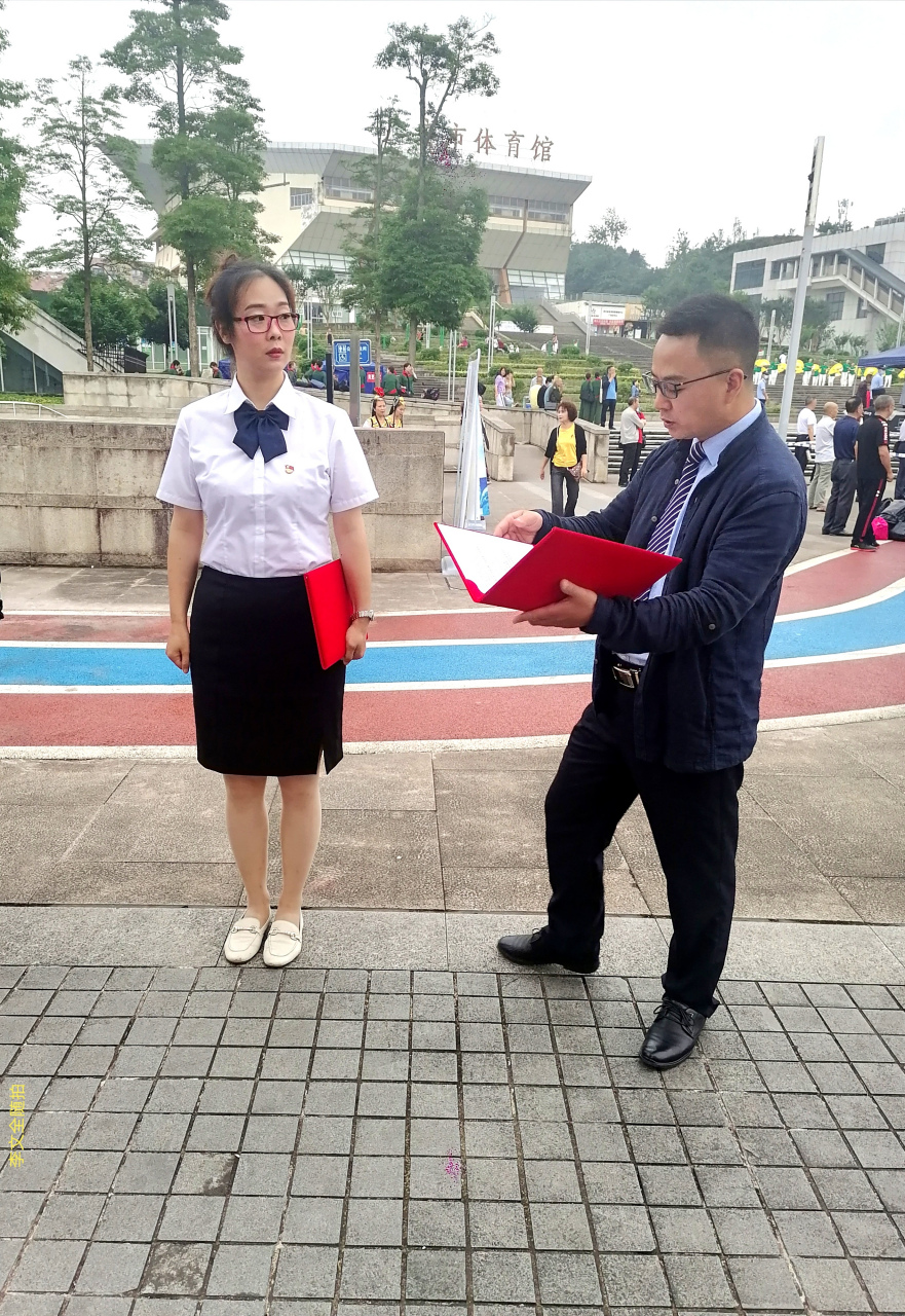 李文全随拍:粉黛乜斜,给了朗诵另一种飞扬 #摄影作品#李文全随拍:粉黛