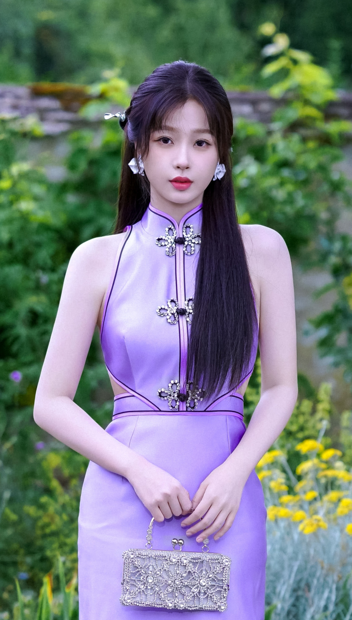 穿紫色旗袍的少女,手持复古手包,在花园中漫步,宛如画中人