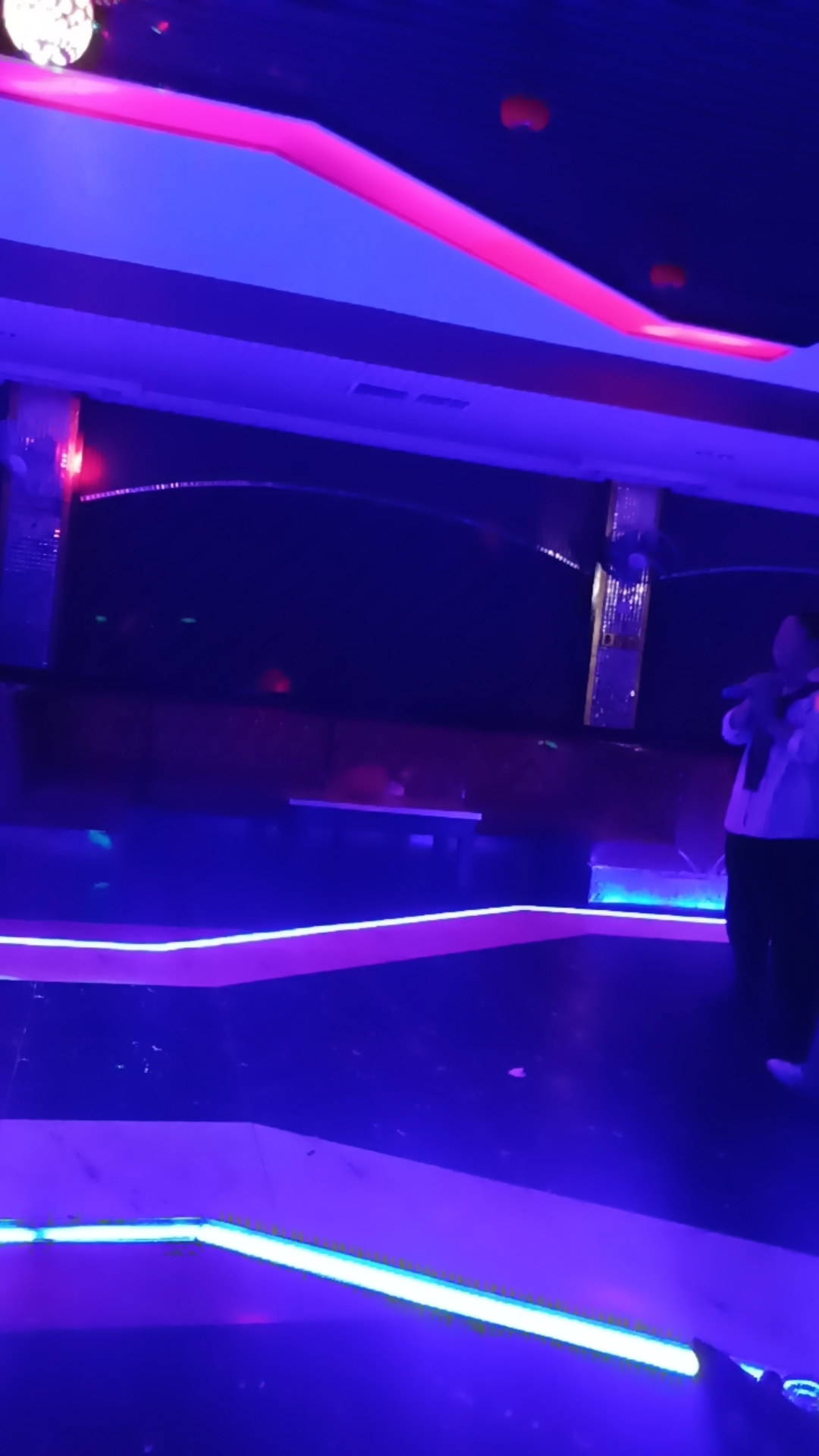 早早的就醒了,昨夜没有星星.估计是被我的酒搞醉大