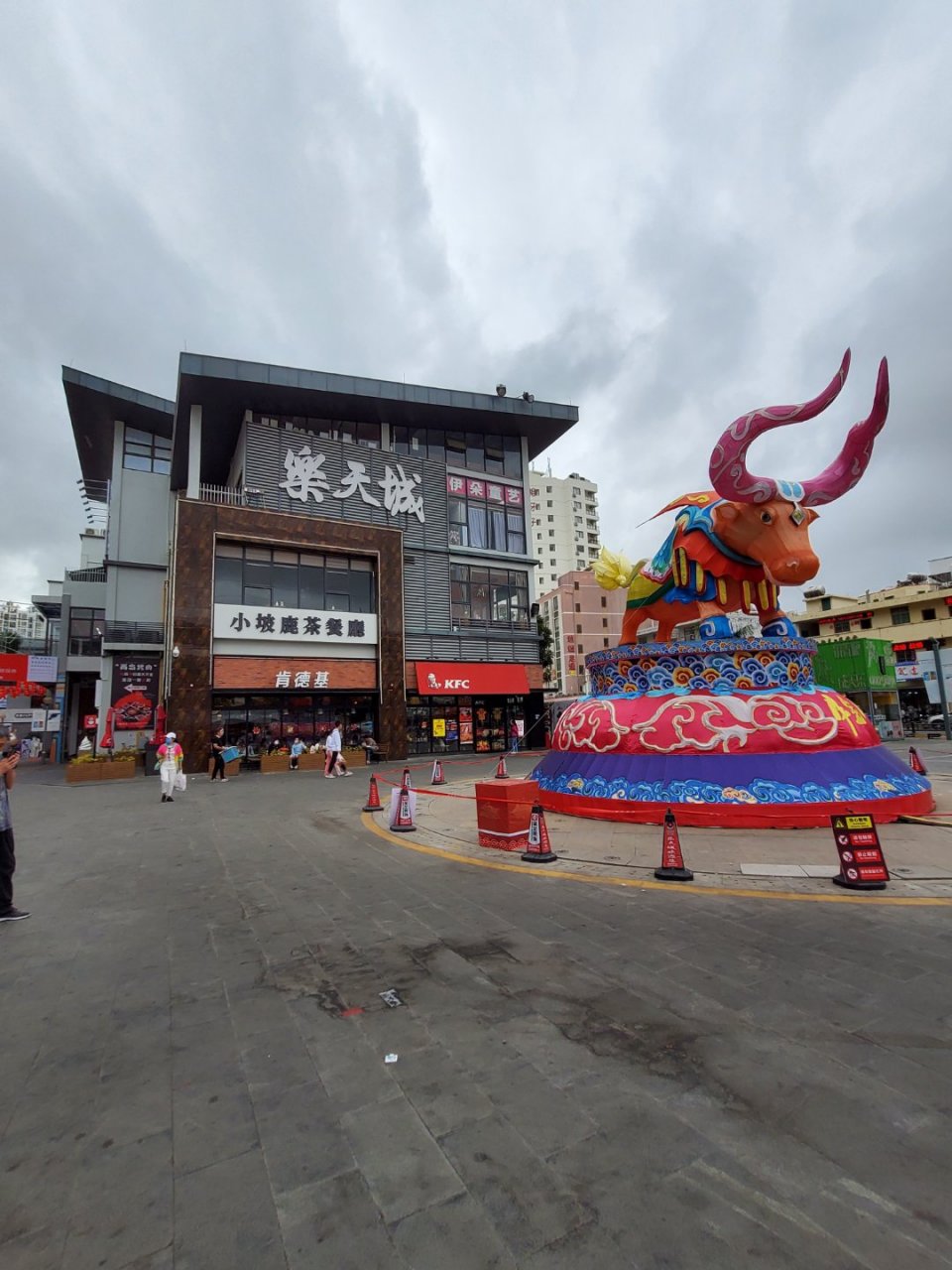 乐天城是三亚市是集农贸市场,购物,特色商品,美食餐饮,休闲现代化商圈