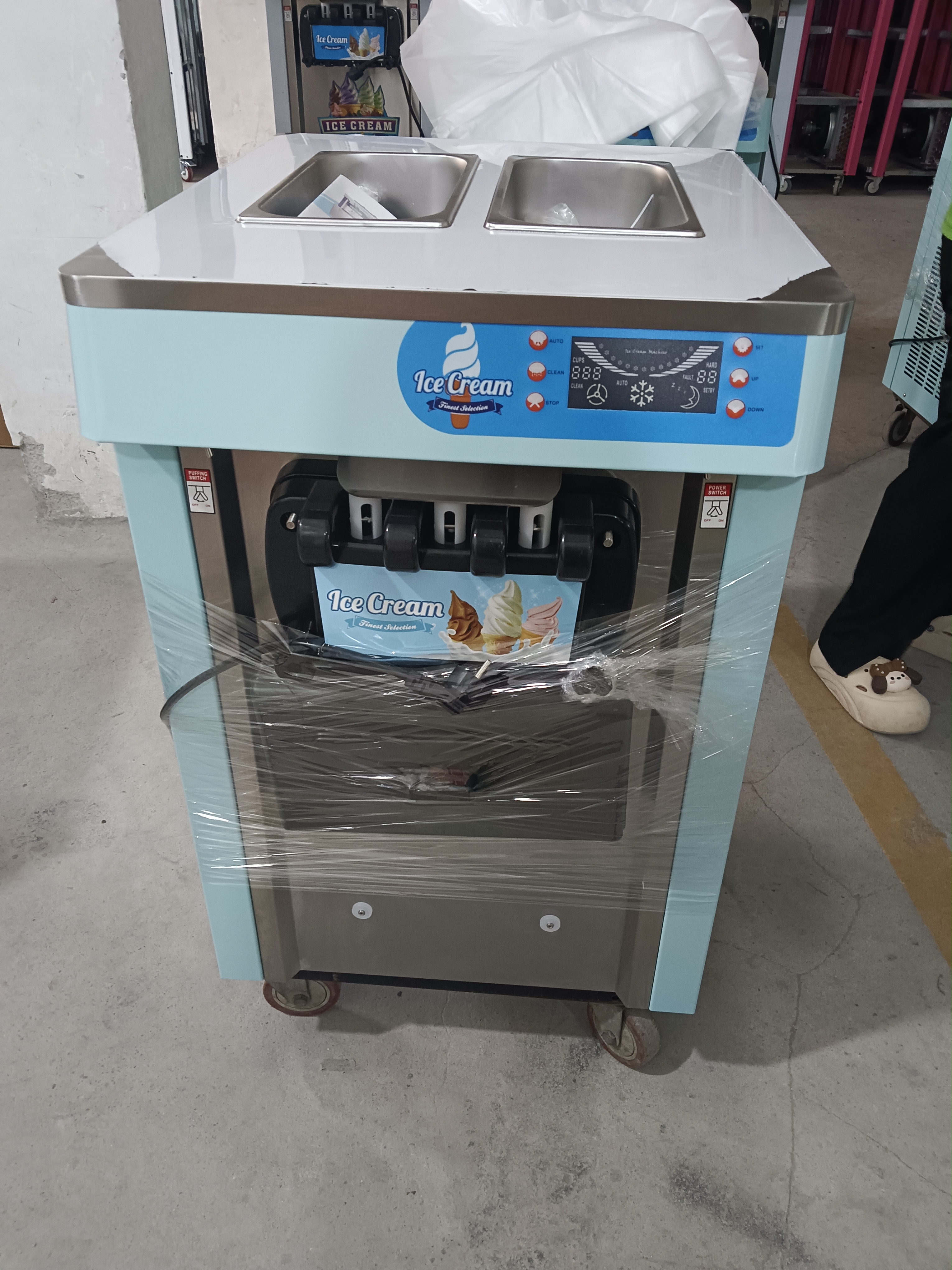 城市的街道已经开始热闹起来,车水马龙,行人匆匆