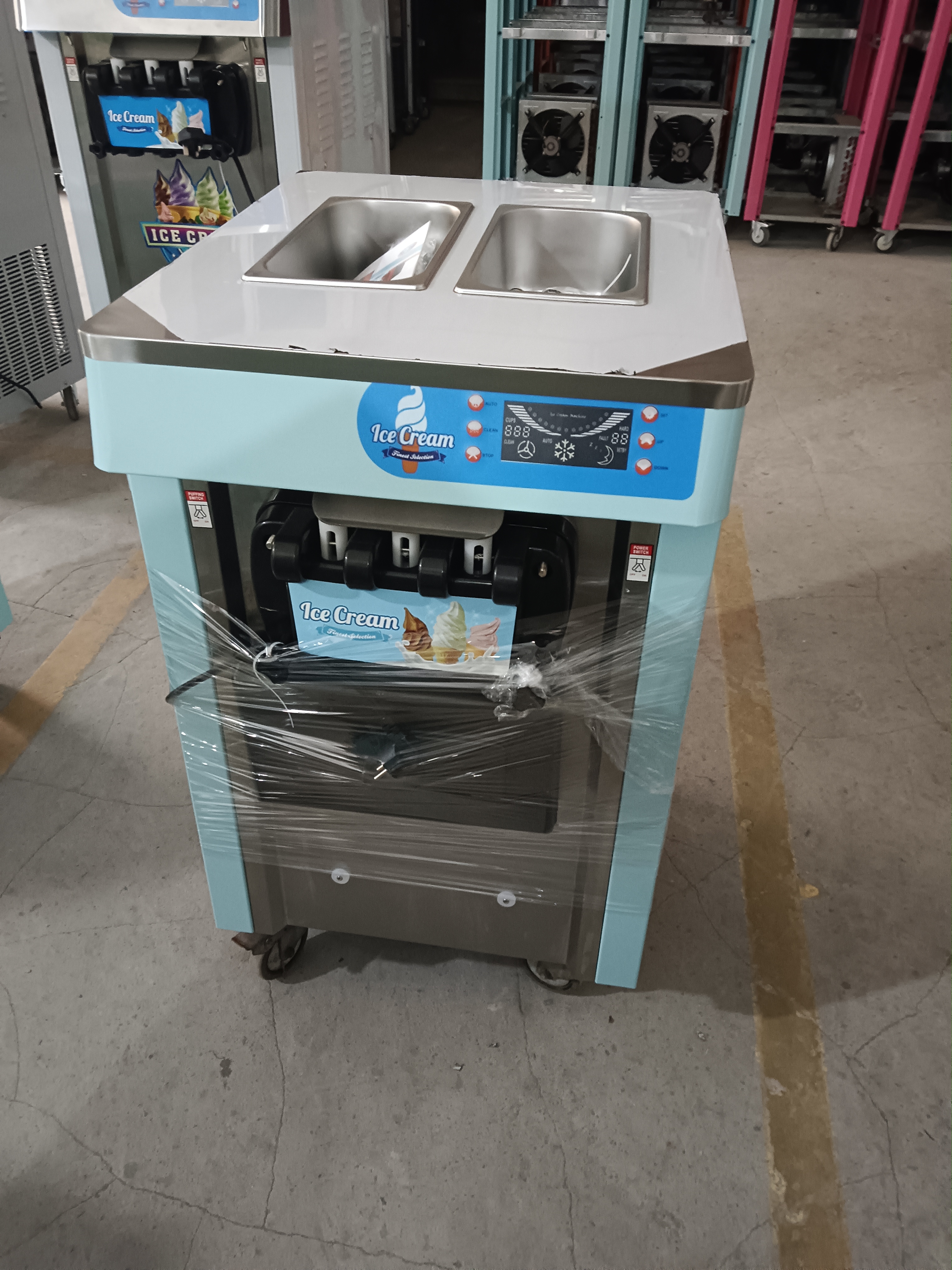 城市的街道已经开始热闹起来,车水马龙,行人匆匆