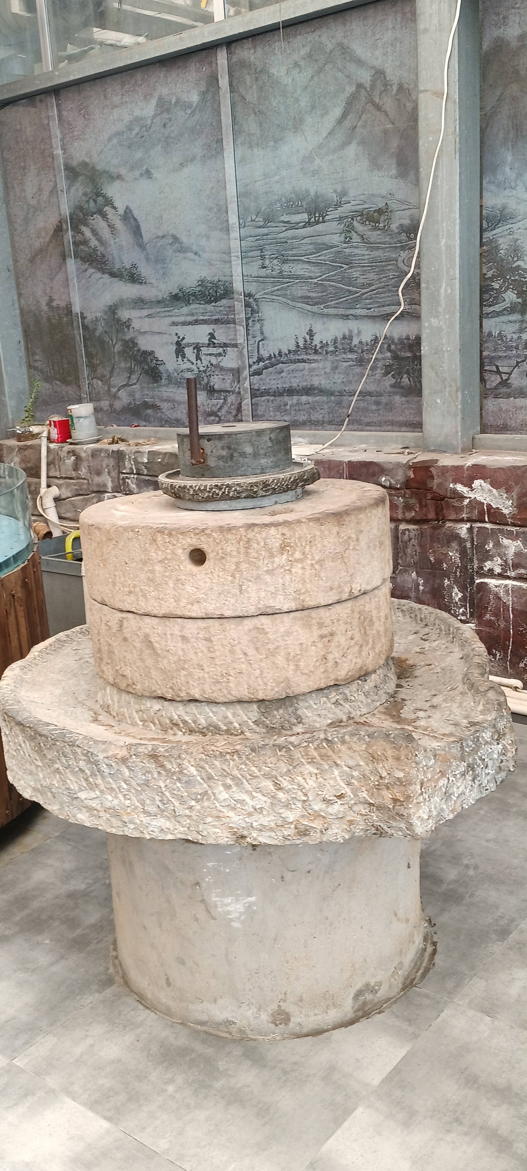 这石磨盘真是古色古香,放在院子里一定很有韵味