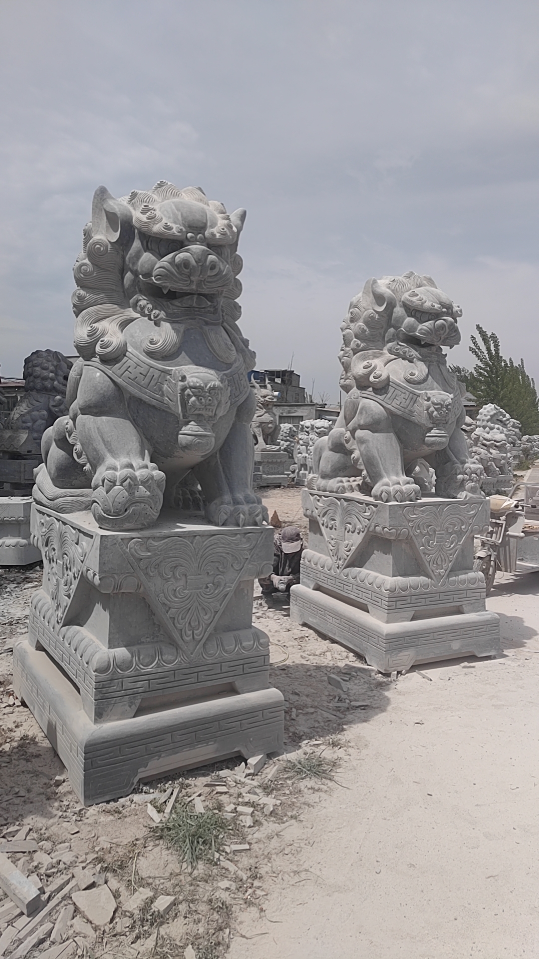 94 夕阳余晖下,一组雄壮的狮子雕塑静静矗立.