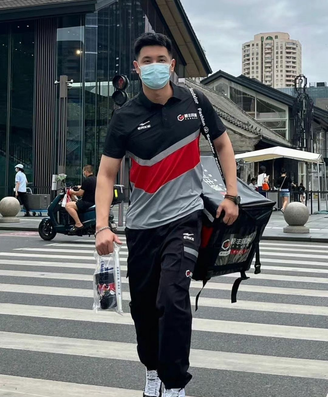 聊聊社会新鲜事# 貌似顺丰小哥总能给人眼前一亮的感觉!