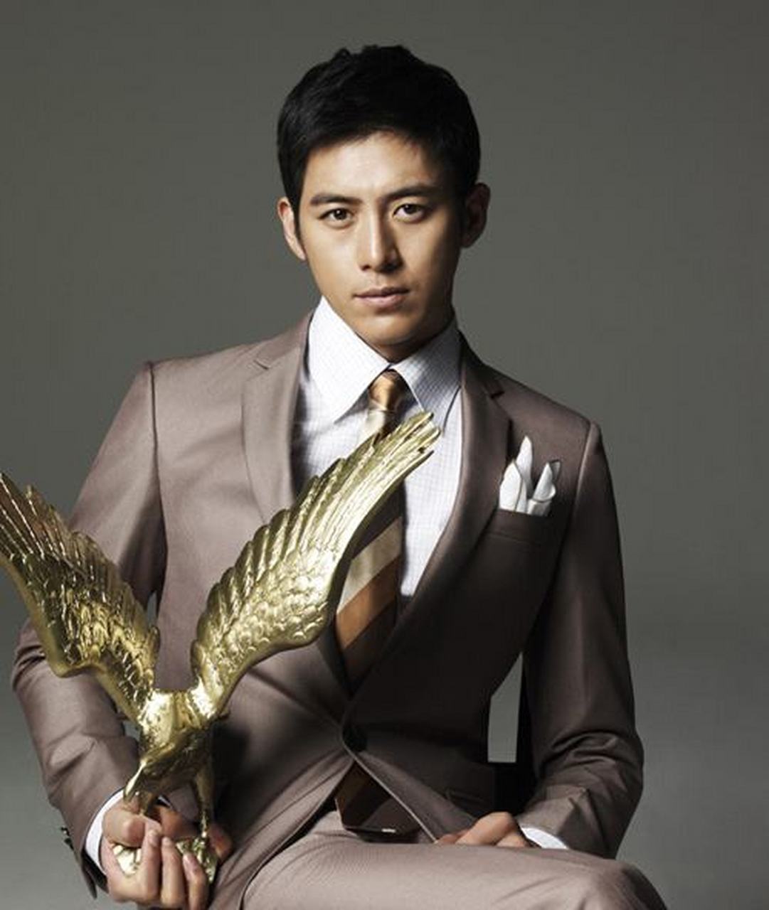 高修,年轻时还是很帅的.