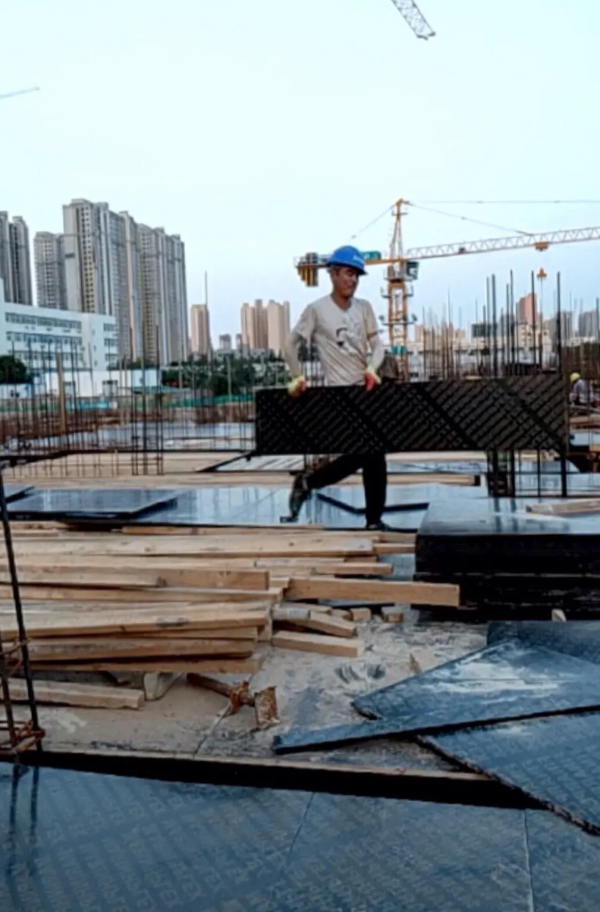 长得像杨烁的那个网红,他叫商城小谢,他有300多万粉丝,最近他在直播时