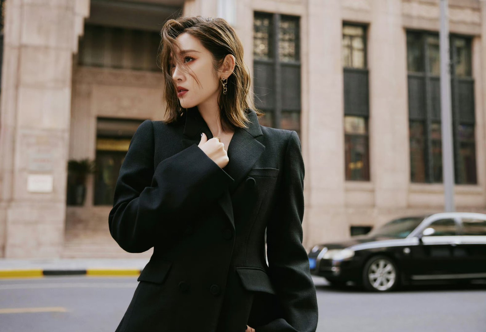 唐艺昕黑色v领西装!