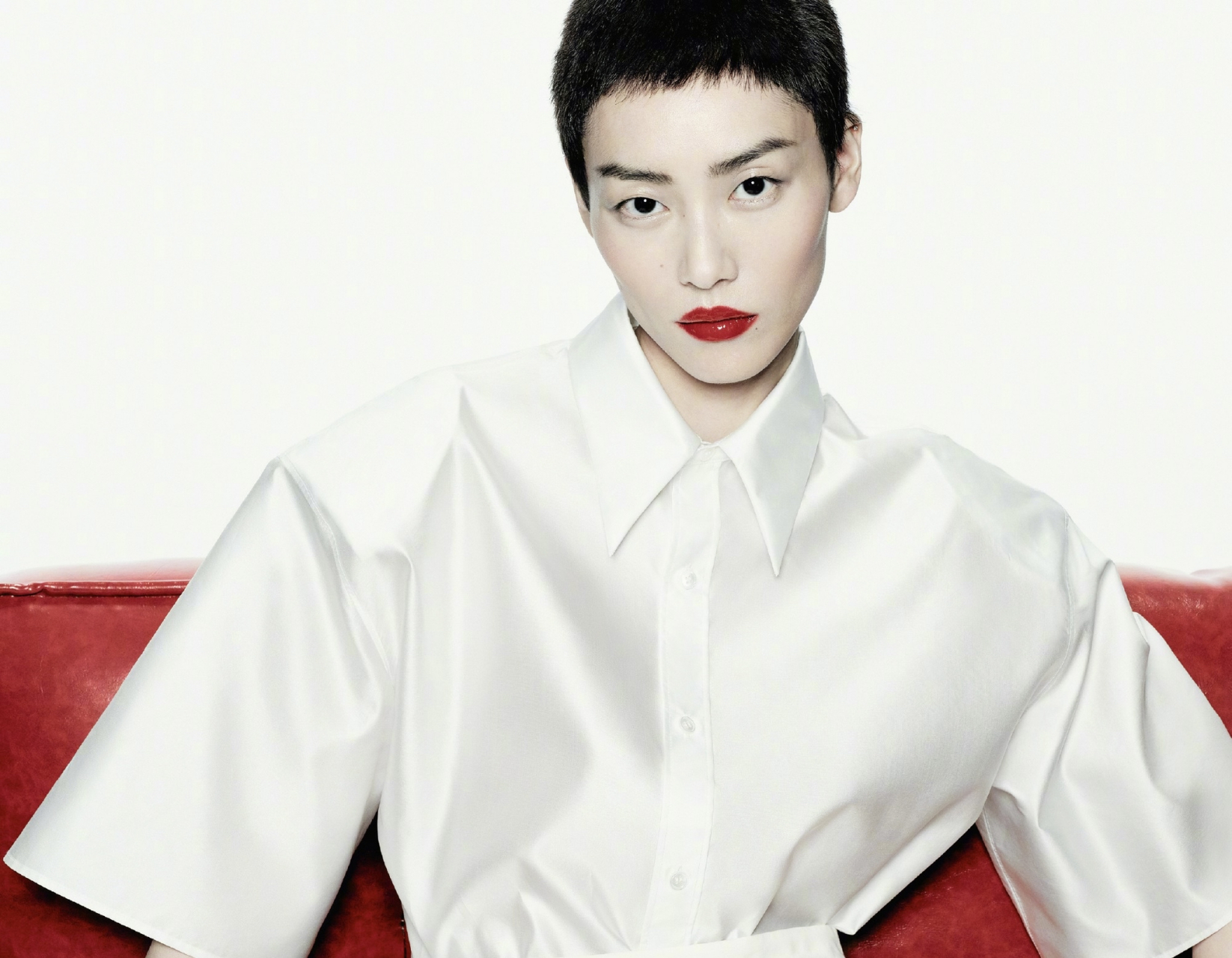 刘雯登上elle 三月开季刊封面,以超短的寸头造型登场!