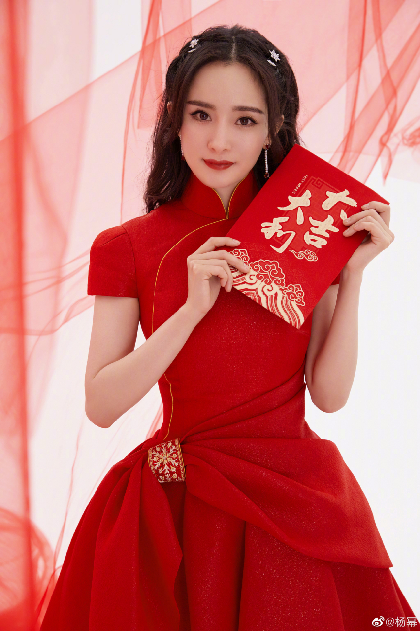 杨幂现身龙年春晚彩排! 非常荣幸参与春晚彩排,这也是杨幂继21央视春