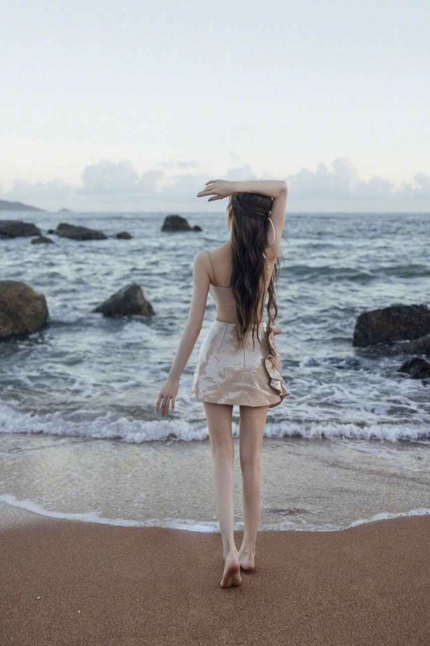 王心凌脚太丑了,除了脚都是我喜欢的类型.