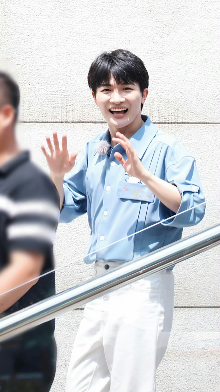 周深录制《你好生活》路透,蓝色衬衫清新可爱.#娱圈热点合辑