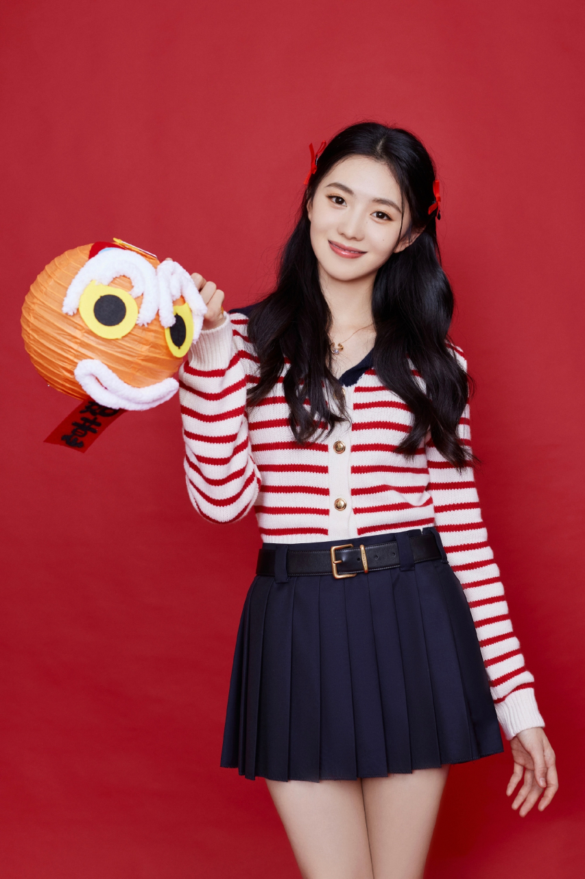 刘浩存这身贺年穿搭让我眼前一亮 红色条纹衫和藏蓝百褶裙搭得经典又