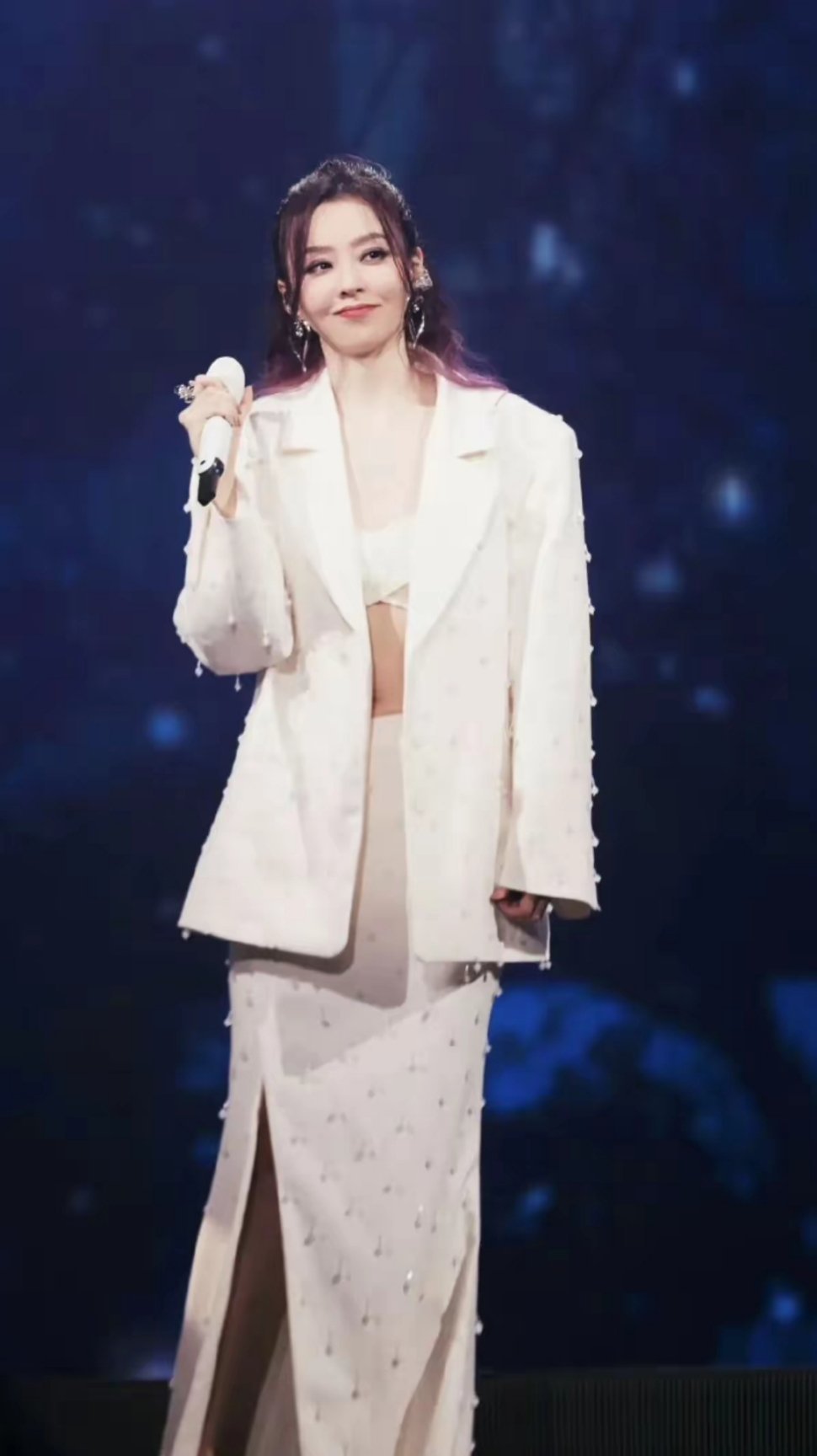 张靓颖(特点:海豚音,音域宽广,清澈透亮,高音响亮)  邓紫棋(特点