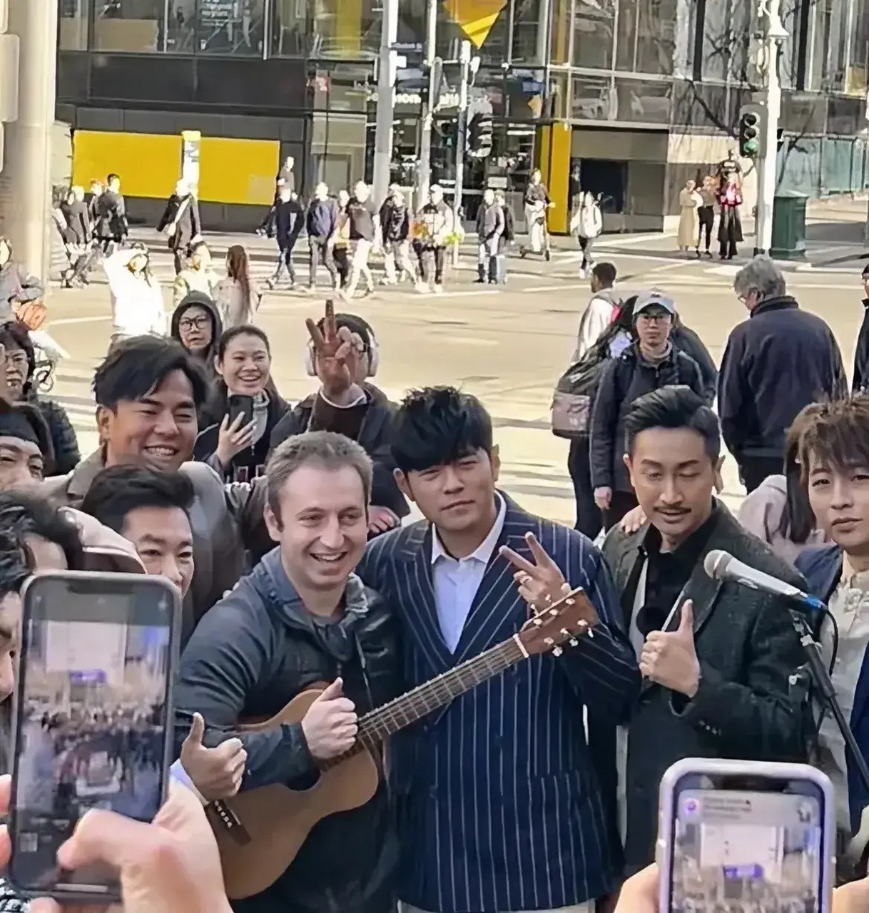 网友在墨尔本偶遇周杰伦录综艺!