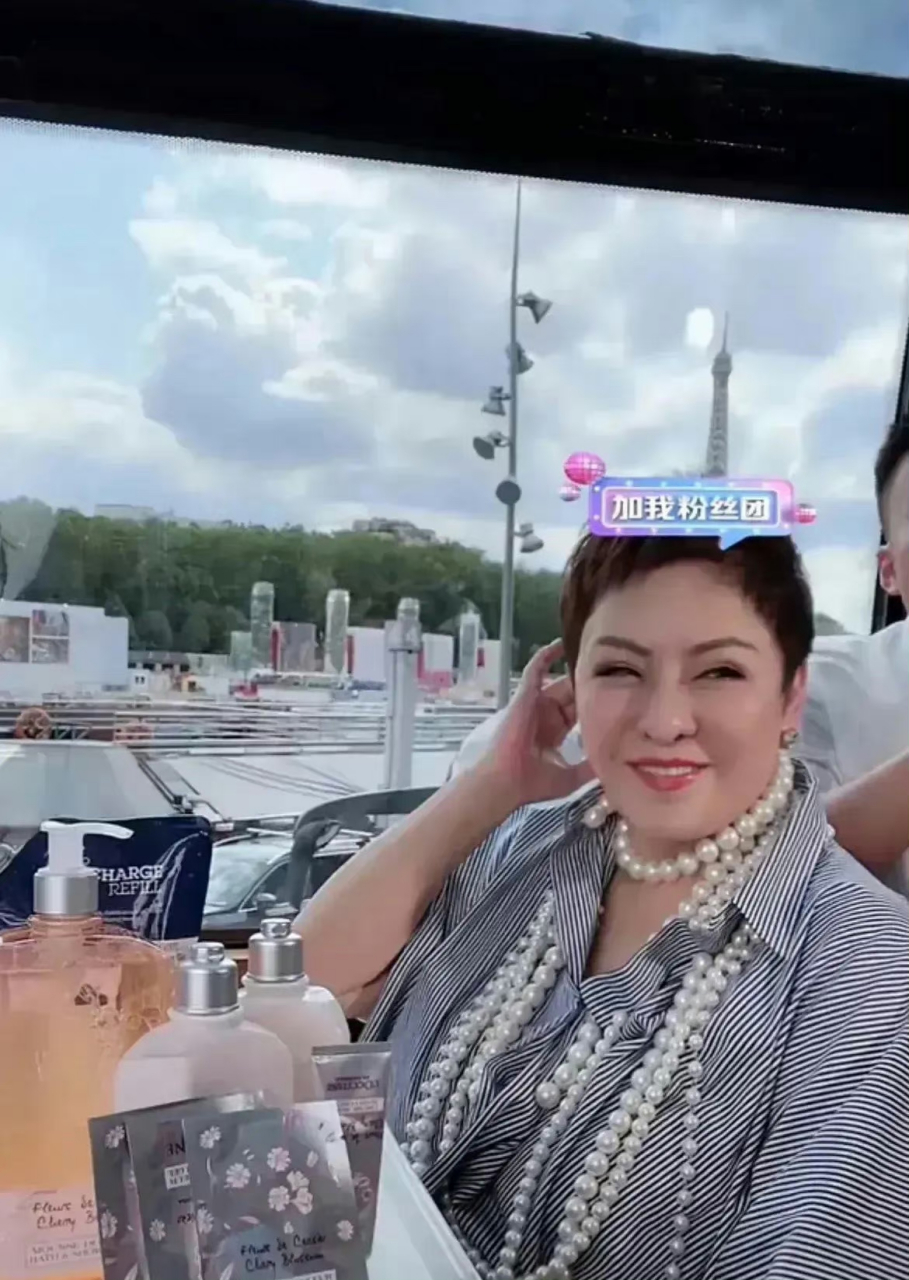 陈岚已经富可敌国了,但是她的珠宝戴在身上,给人的感觉并不惊艳,让人
