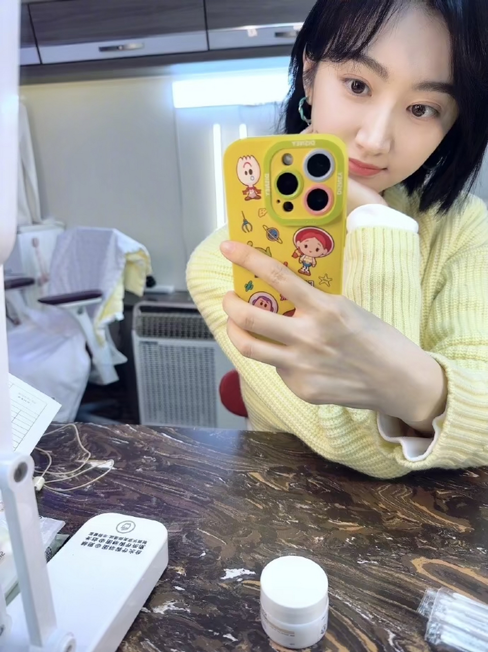 景甜自拍九宫格! 第一张我以为是杨蓉,图片怎么那么像?