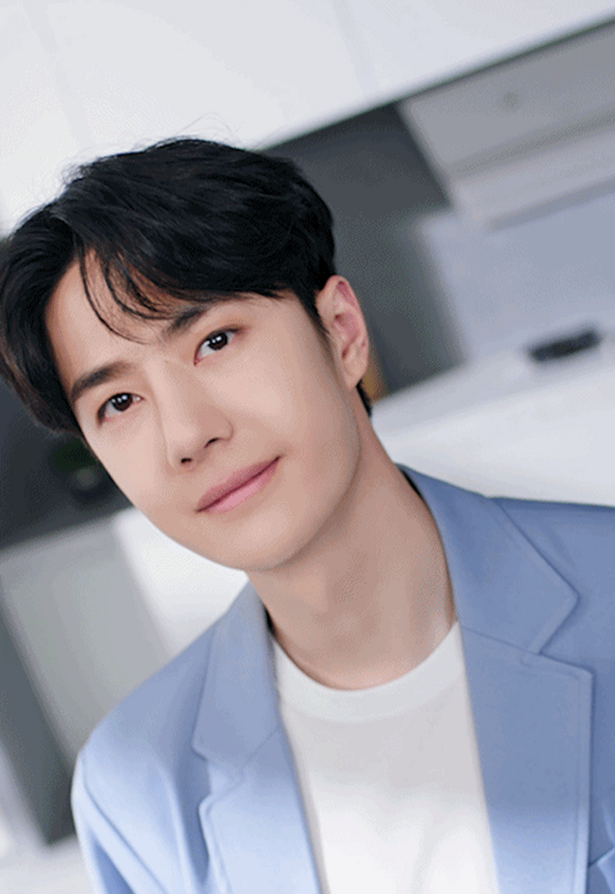 王一博最新短片发布,片中他身穿浅蓝色西装,面带微笑向镜头伸手做出