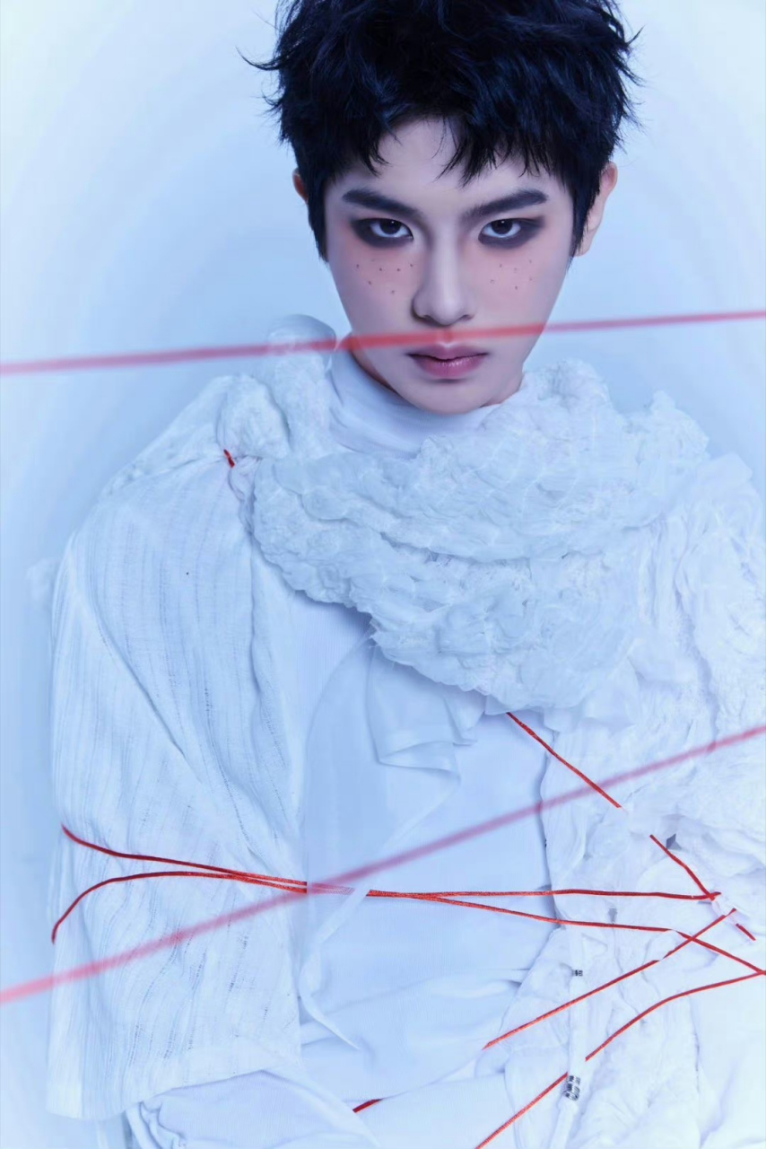 黄明昊专辑封面被红桶套头!