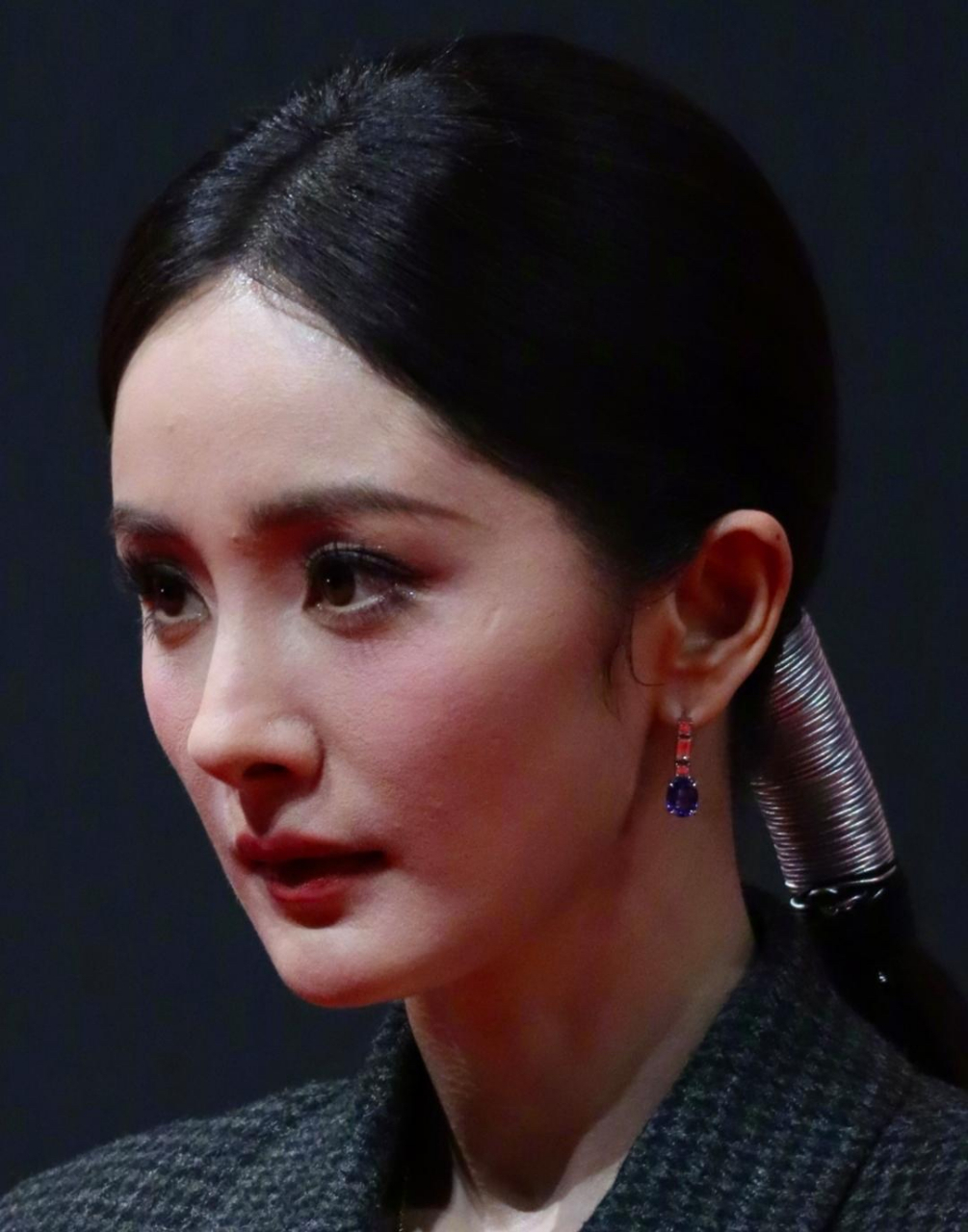 杨幂涂的很厚还卡粉,比赵丽颖风吹半夏的状态差很多,嘴唇棱角不分明