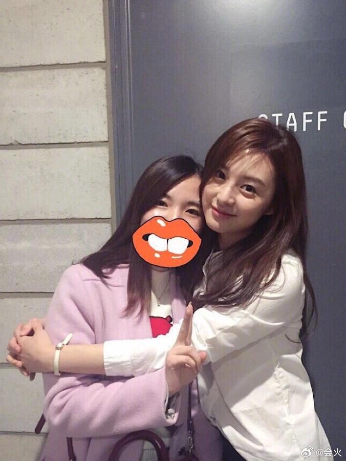 金智媛9年前和素人的合照,"就这样抱着我拍照了",好小众的字眼!