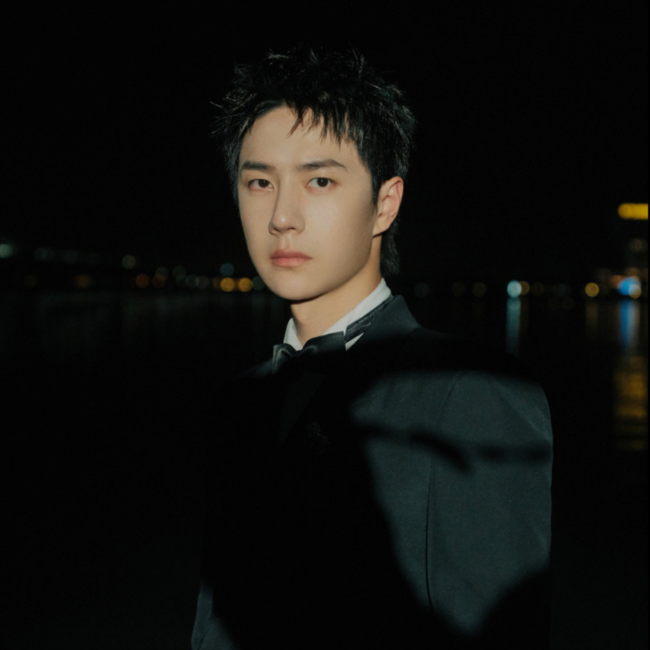 近日,@uniq-王一博 金鸡奖提名专访内容释出,被问道电影是事业发盏浇