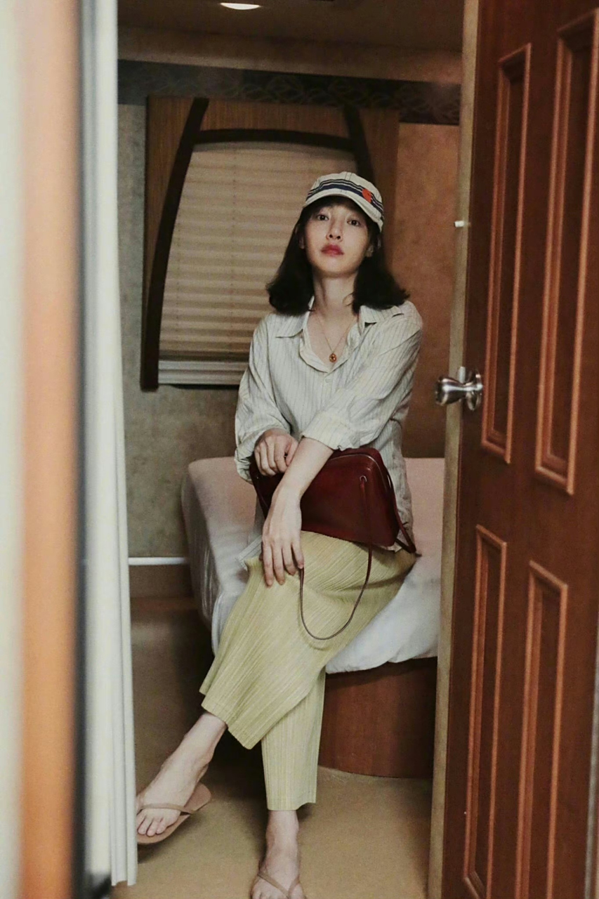 白百何剧组"葛优躺" ,脚真白! 676767