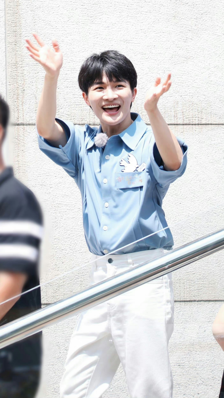 周深录制《你好生活》路透,蓝色衬衫清新可爱.#娱圈热点合辑