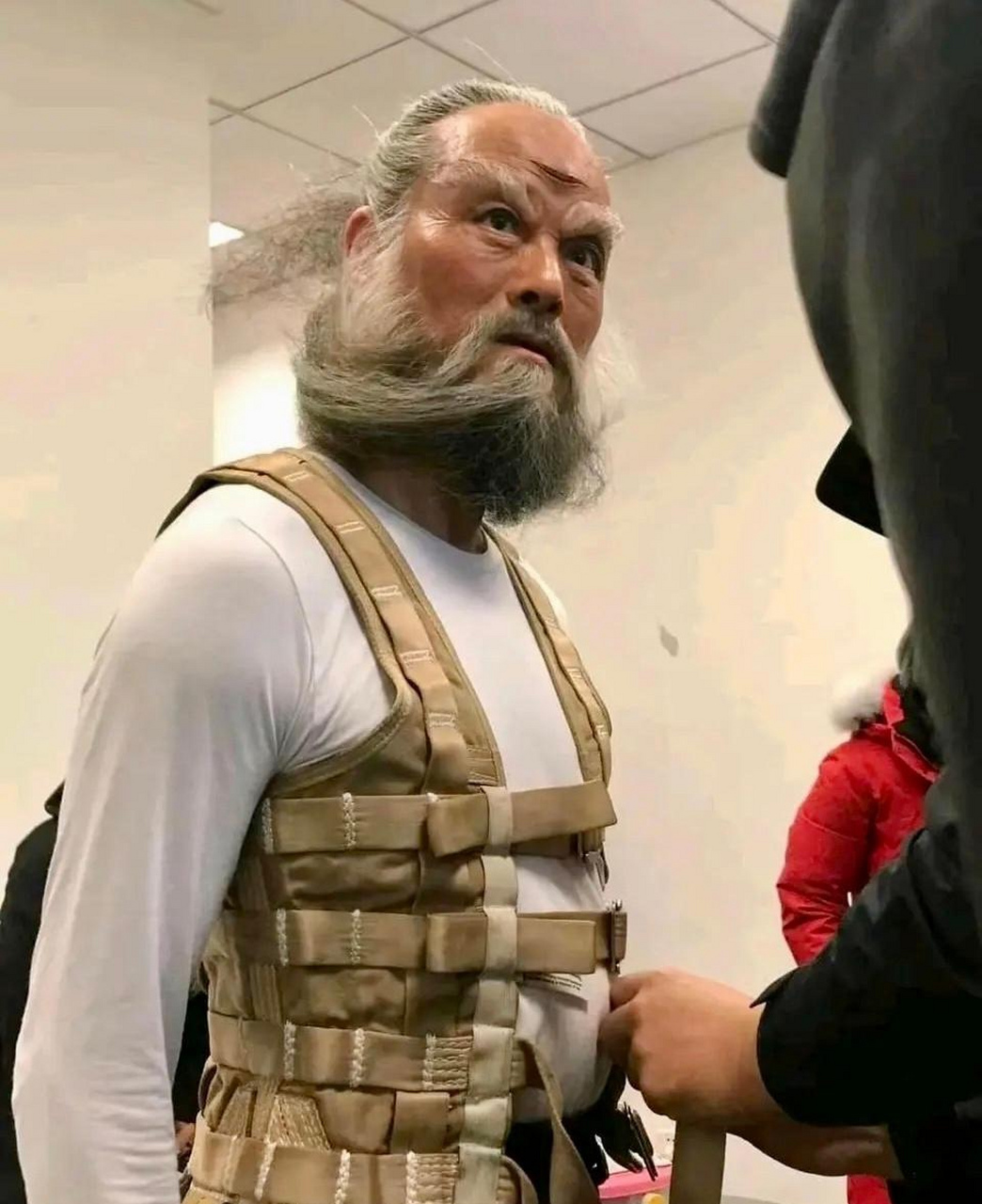 《封神三部曲》闻仲试妆照,还是有点认不出来吴兴国.