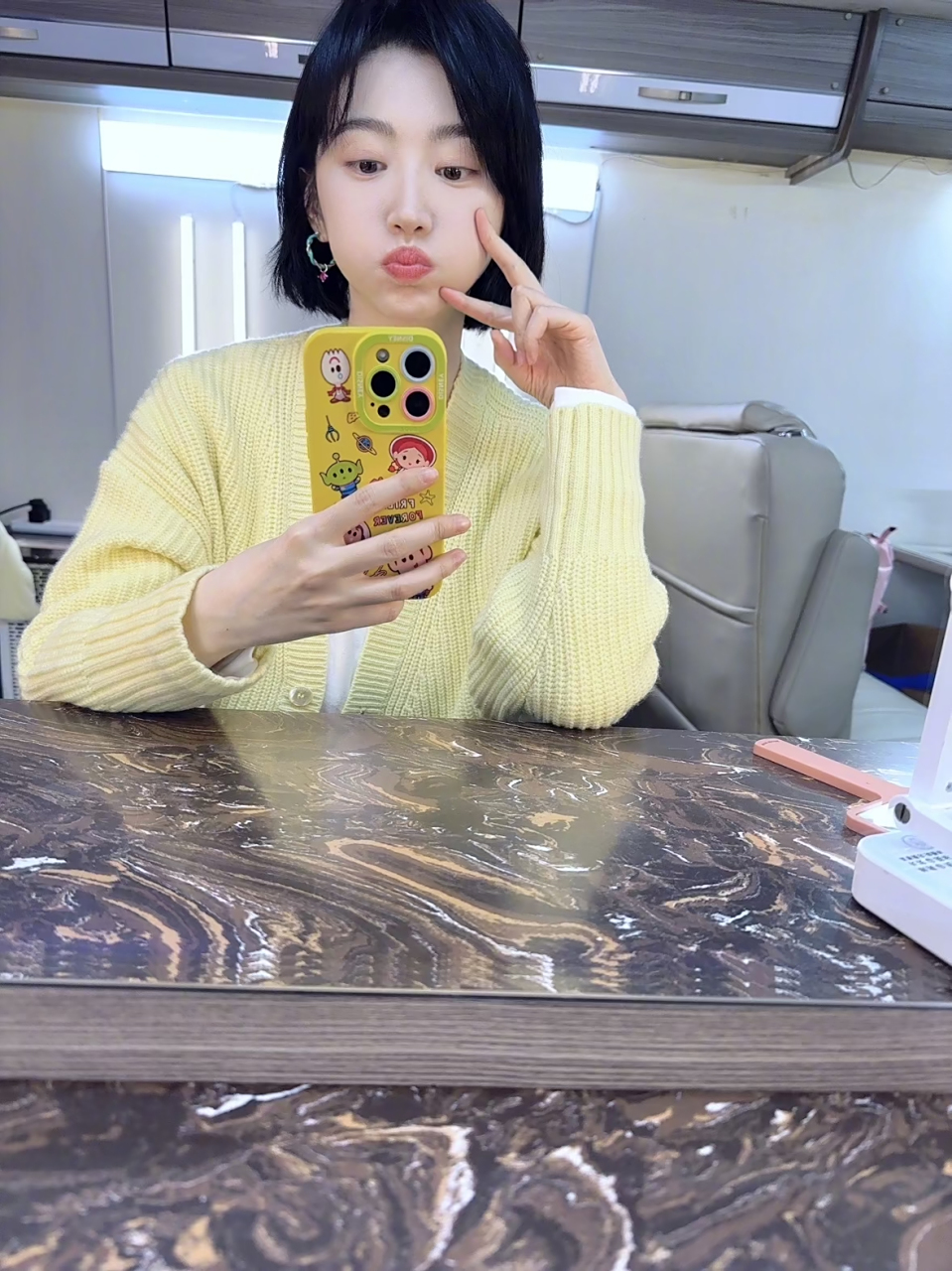 景甜自拍九宫格! 第一张我以为是杨蓉,图片怎么那么像?