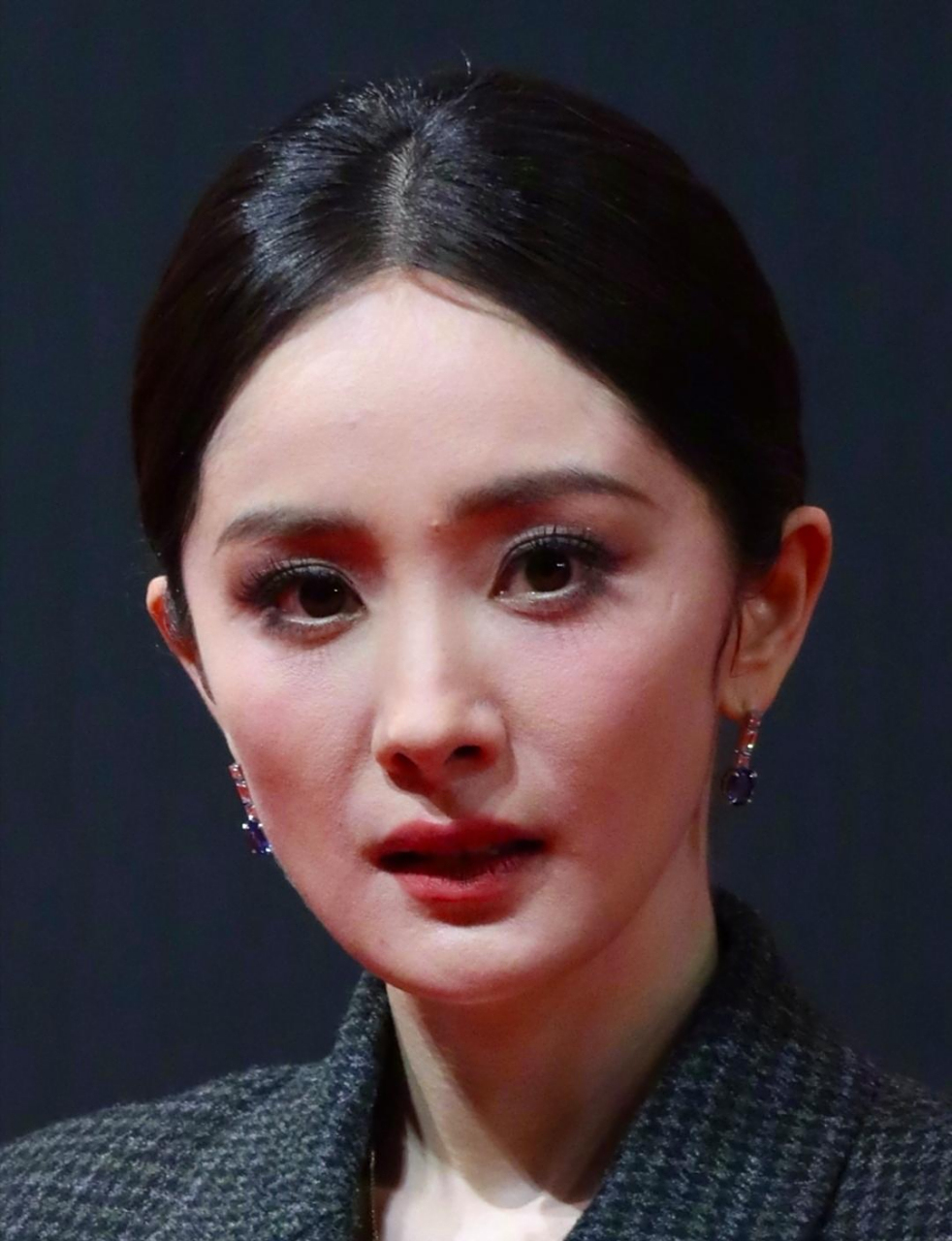 杨幂涂的很厚还卡粉,比赵丽颖风吹半夏的状态差很多,嘴唇棱角不分明