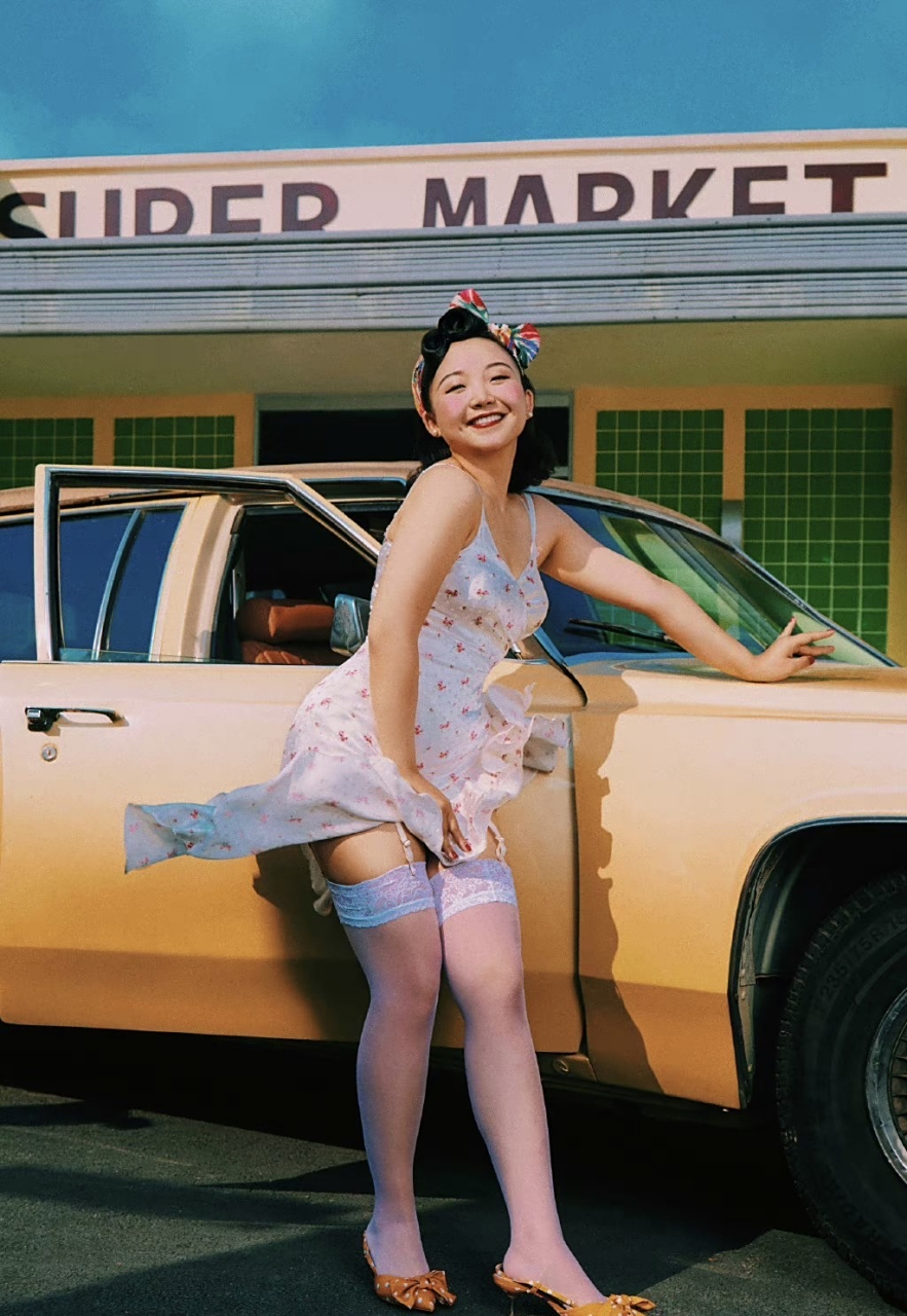 辣目洋子男人装! 照片修的她妈都不认识了吧?模仿梦露那张挺尴尬的