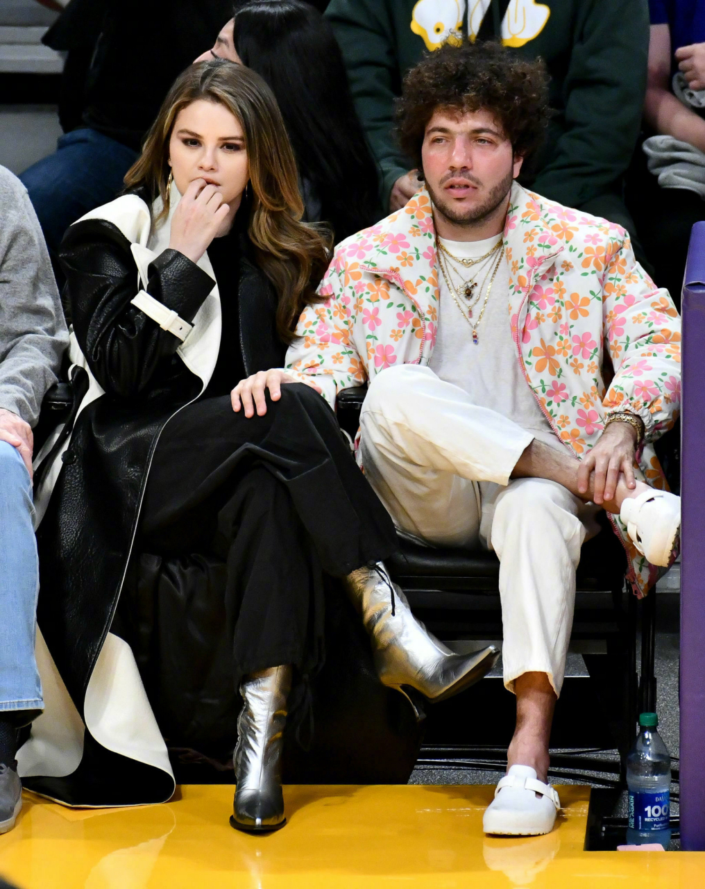 赛琳娜与男友后台接吻照!