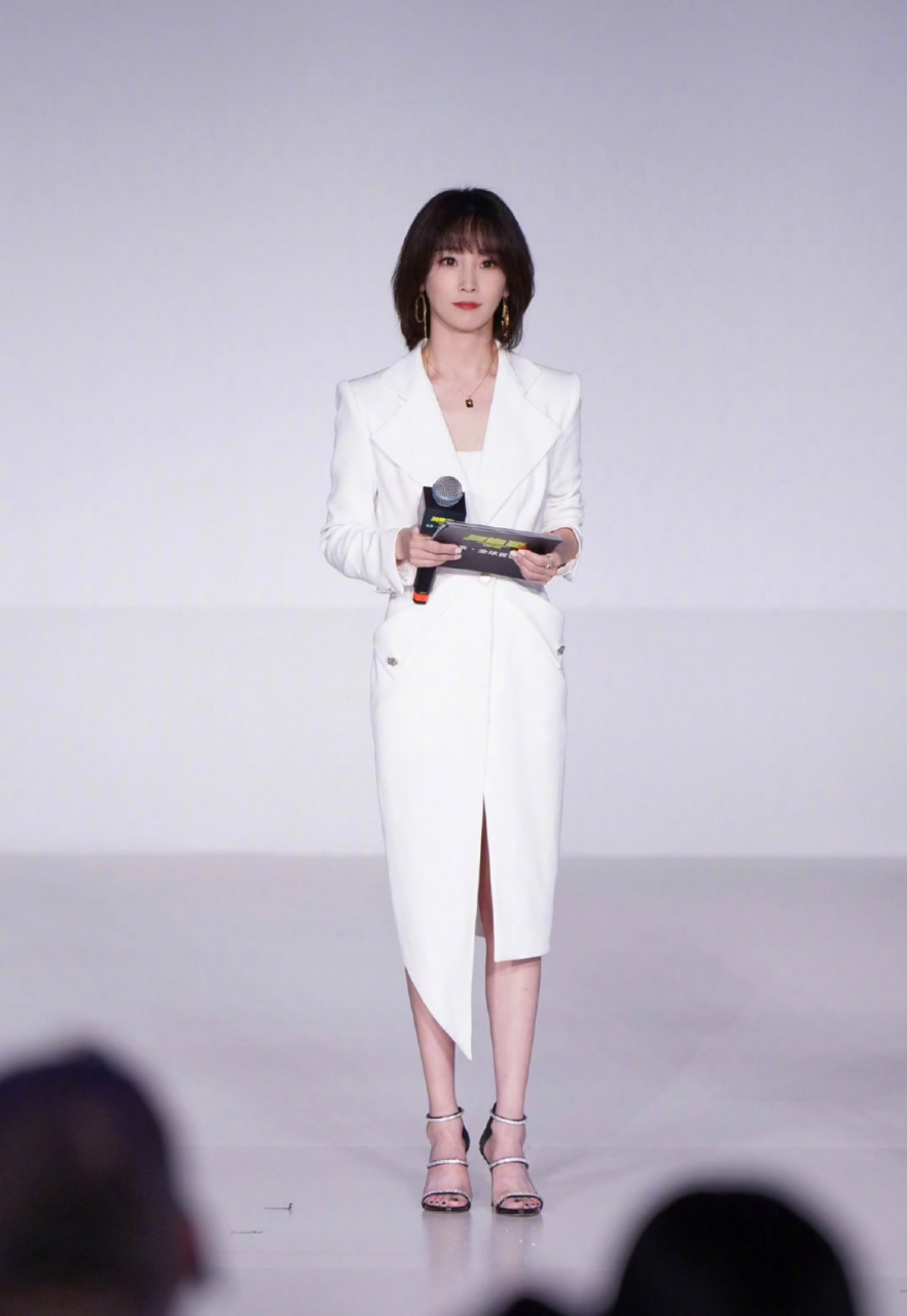 吴京妻子谢楠终于留长发了,真的好美!好温柔!#星闻放映厅