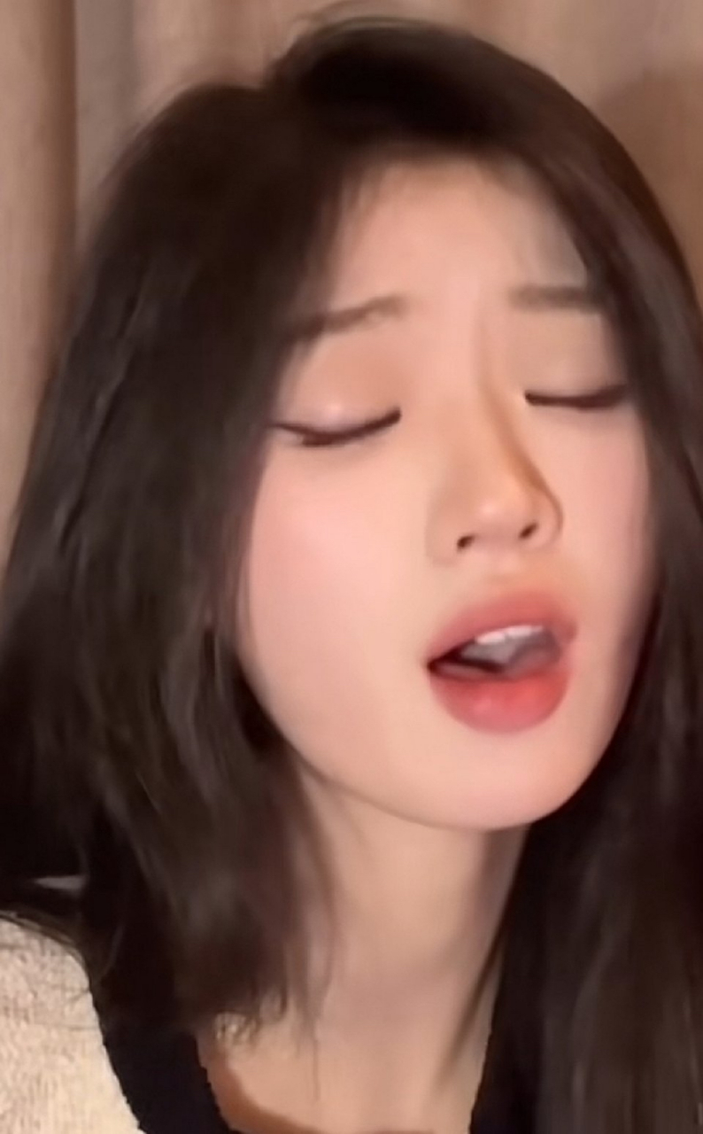 单依纯厚实的嘴唇,迷离的眼神,这也太吸睛了吧,真顶#娱乐大爆炸