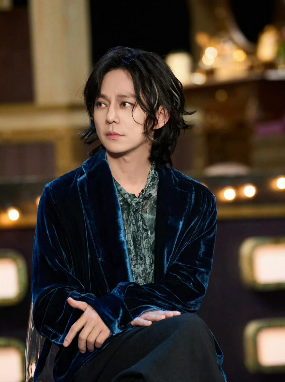 何炅大侦探长发狼尾梦回何美男,有种倔强的病娇的病娇感,比肖战还帅气