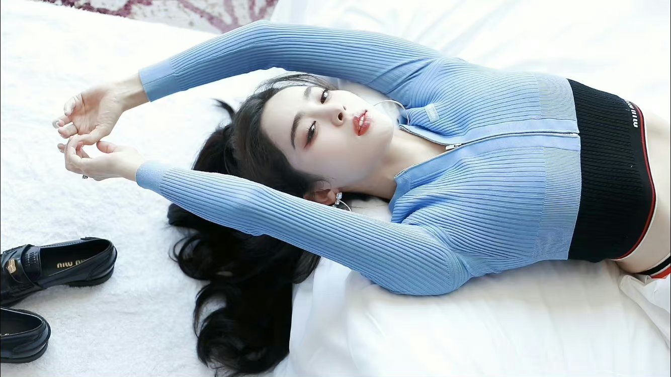 很好奇,为什么女明星都喜欢趴在床上拍照?是因为暖和吗?#娱情先锋